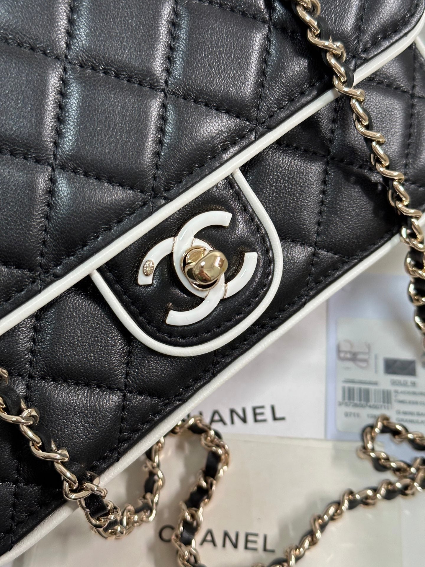 QUILTED FLAP BAG WITH WHITE TRIM 19 IN BLACK LAMBSKIN - Image 7