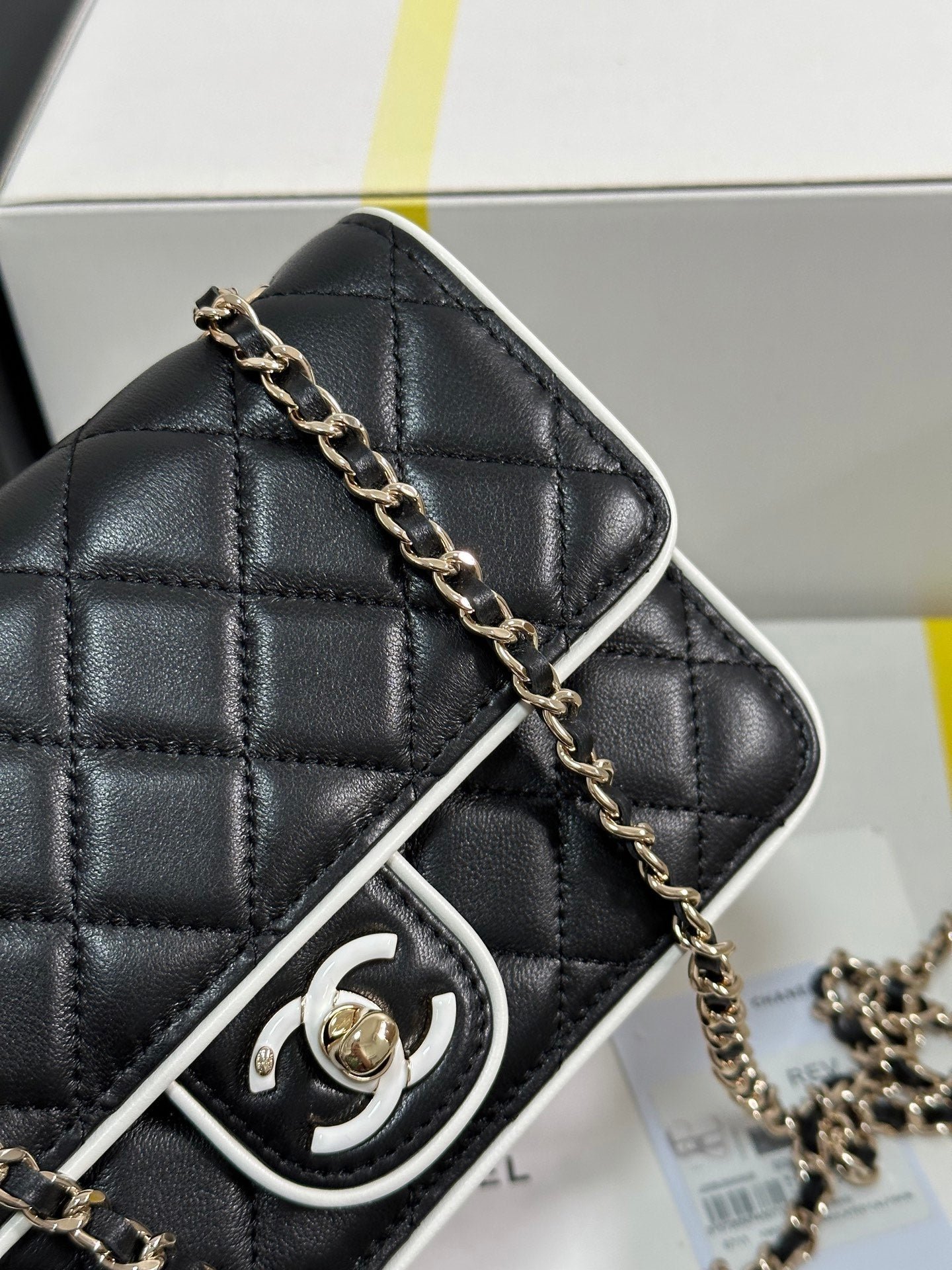 QUILTED FLAP BAG WITH WHITE TRIM 19 IN BLACK LAMBSKIN - Image 8