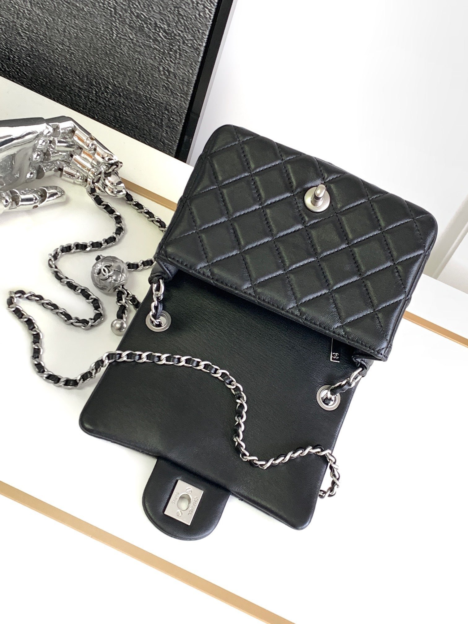 CC SMALL 17 FLAP BAG IN BLACK CALFSKIN - Image 12