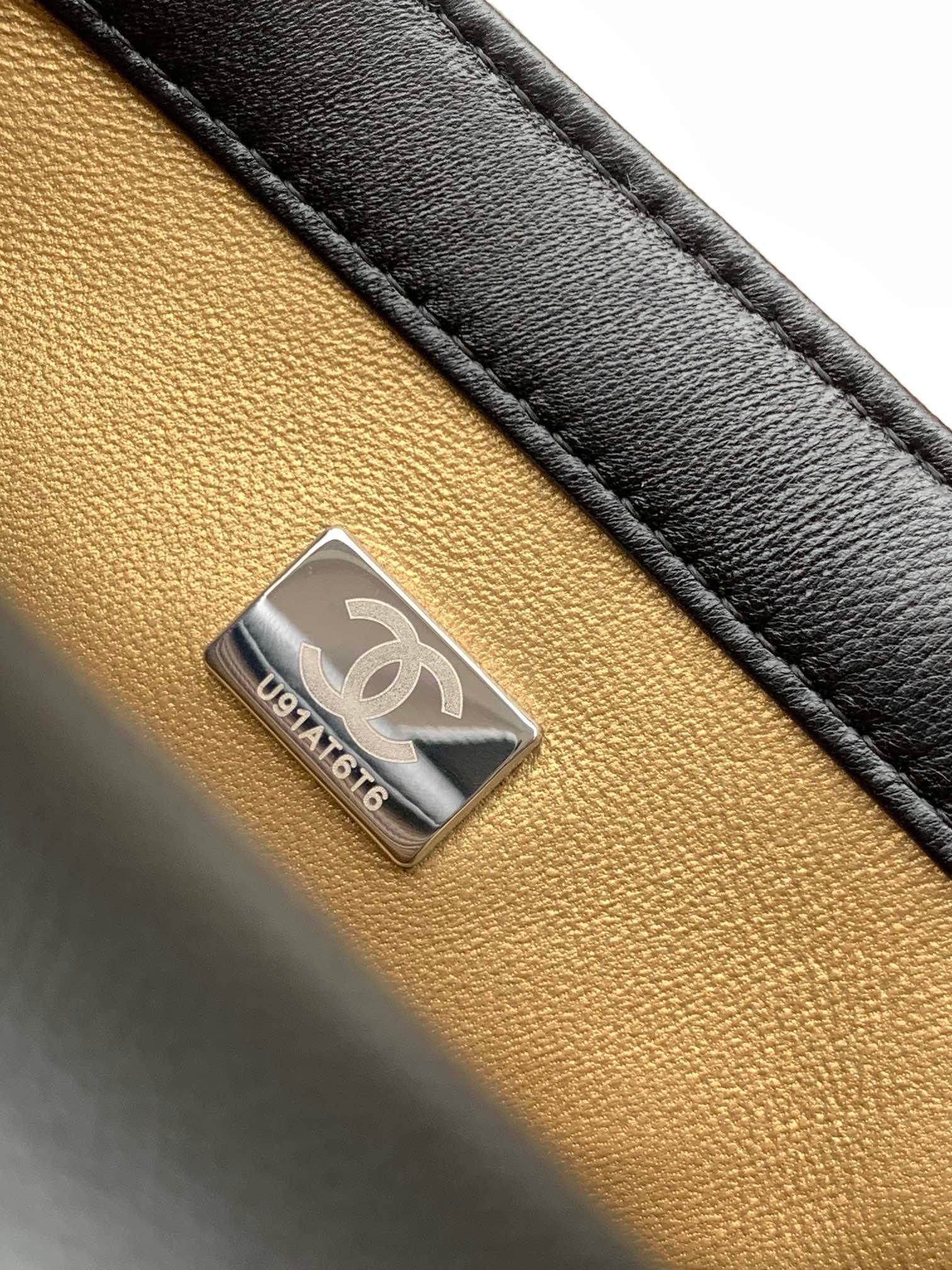 CC SMALL 17 FLAP BAG IN BLACK CALFSKIN - Image 7