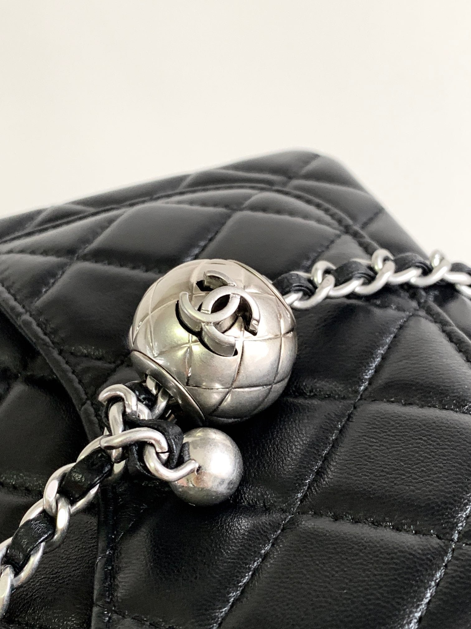 CC SMALL 17 FLAP BAG IN BLACK CALFSKIN - Image 13