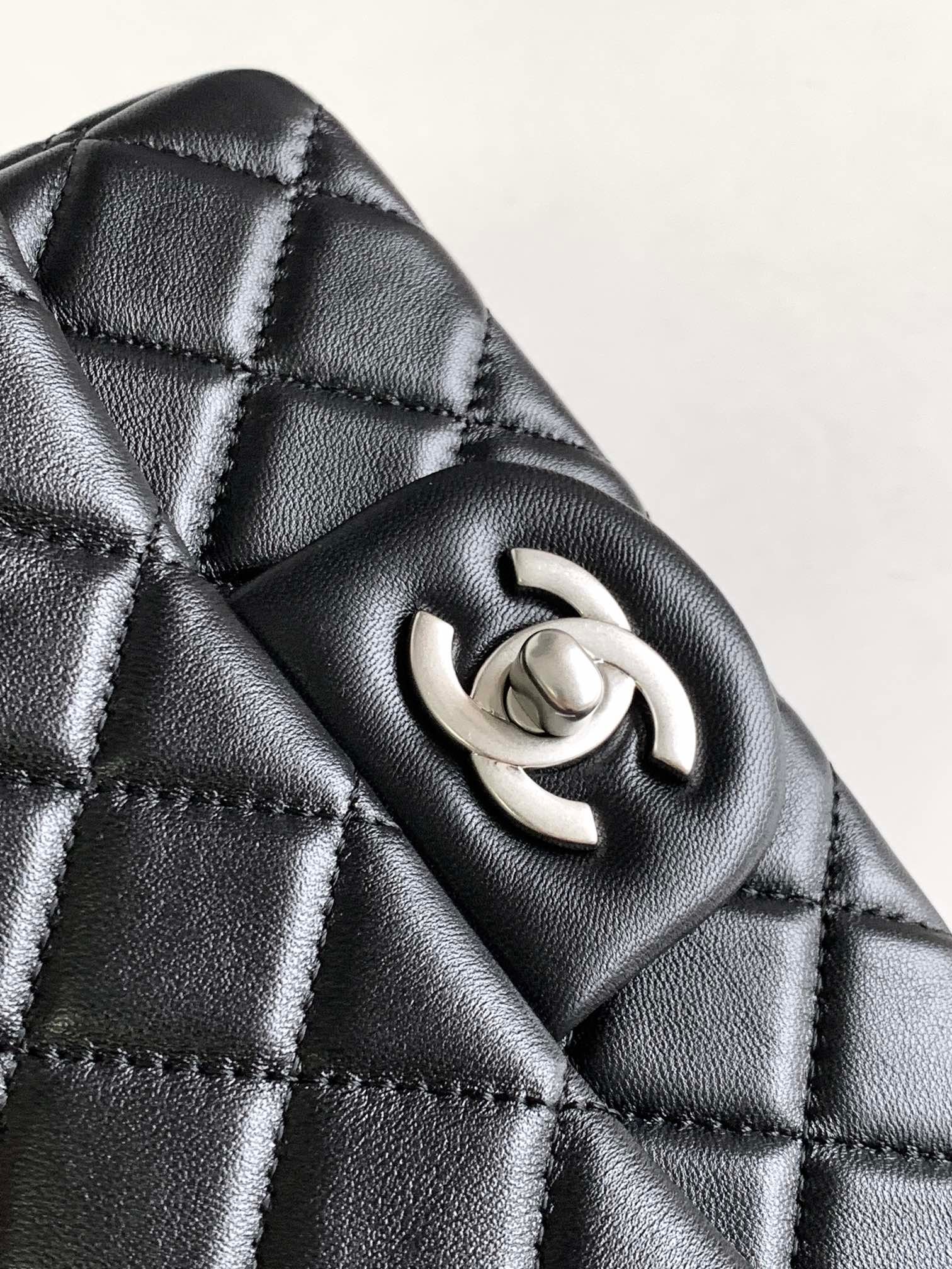 CC SMALL 17 FLAP BAG IN BLACK CALFSKIN - Image 5