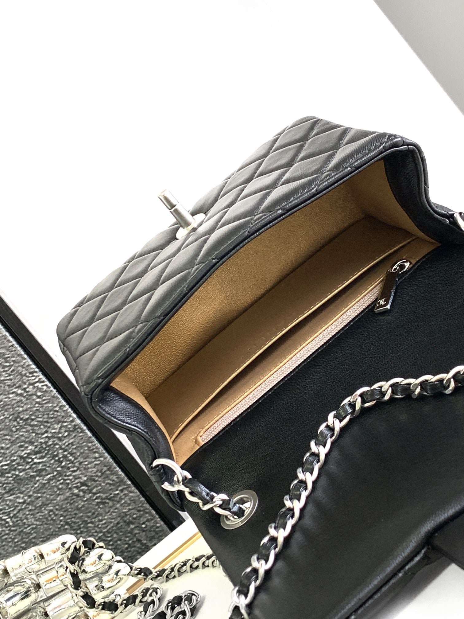 CC SMALL 17 FLAP BAG IN BLACK CALFSKIN - Image 17