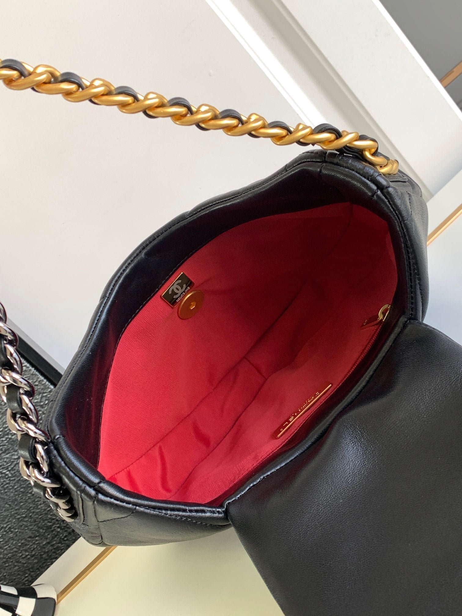 CC LARGE 30 HOBO BAG IN BLACK CALFSKIN MIX METAL HARDWARE - Image 15