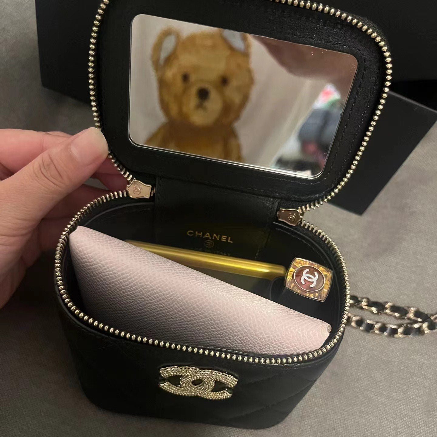 SMALL VANITY CASE 11 IN BLACK CALFSKIN GOLD HARDWARE - Image 4