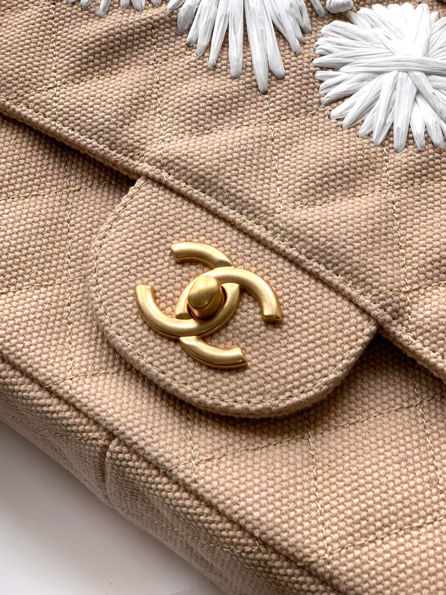 CHANEL 25S CLASSIC FLAP 26 CM IN LIGHT BEIGE CANVAS EMBROIDERED MOTIF WITH GOLD HARDWARE - Image 11