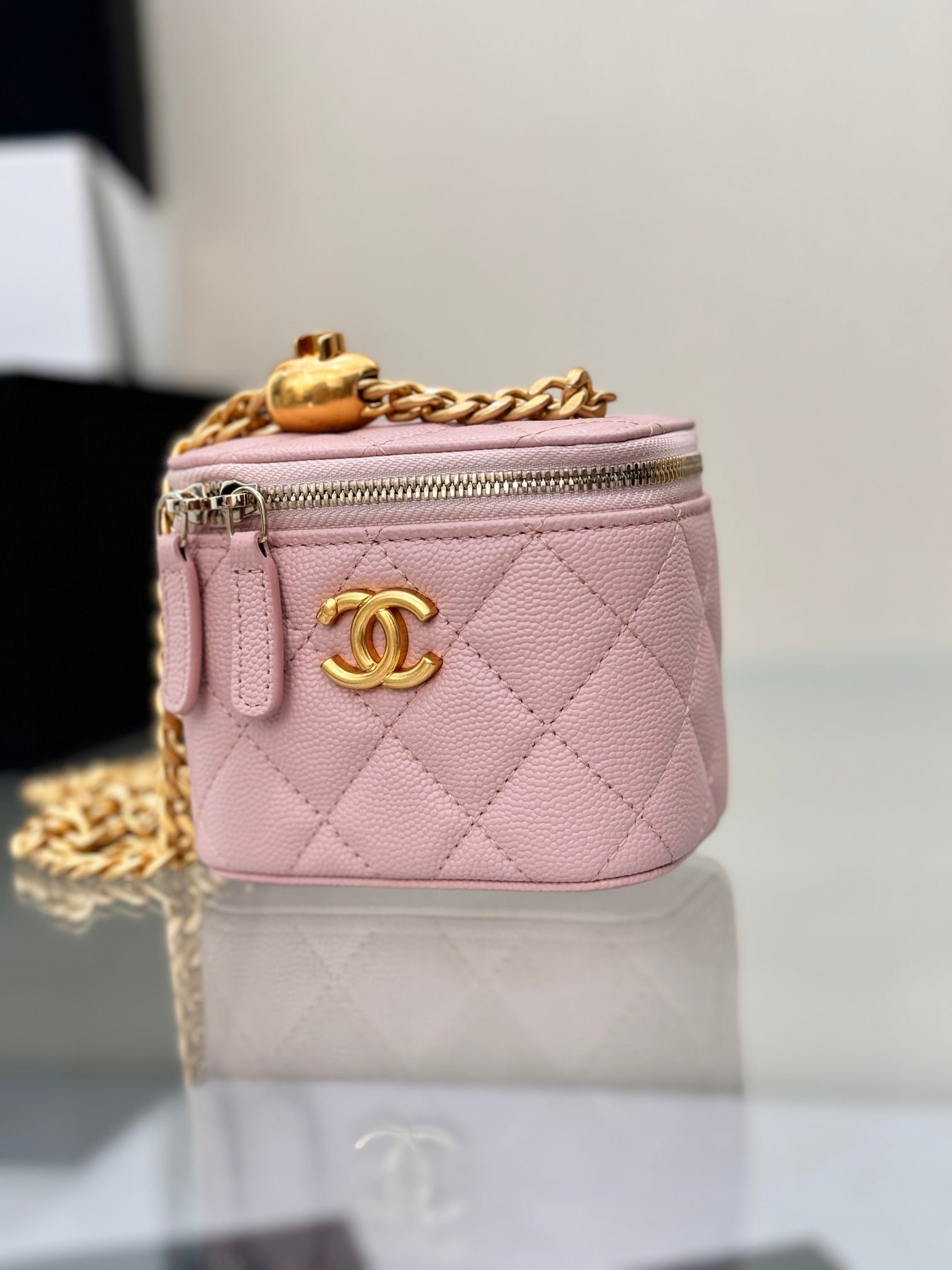 CHANEL 25S MINI VANITY BAG 11 CM IN LIGHT PINK LAMBSKIN WITH GOLD HARDWARE - Image 3