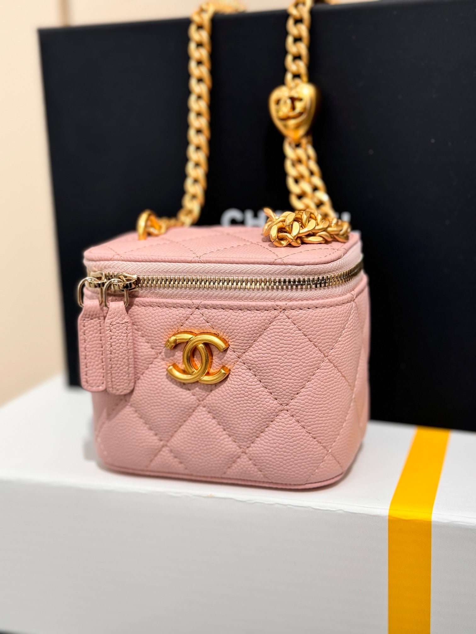 CHANEL 25S MINI VANITY BAG 11 CM IN LIGHT PINK LAMBSKIN WITH GOLD HARDWARE - Image 4