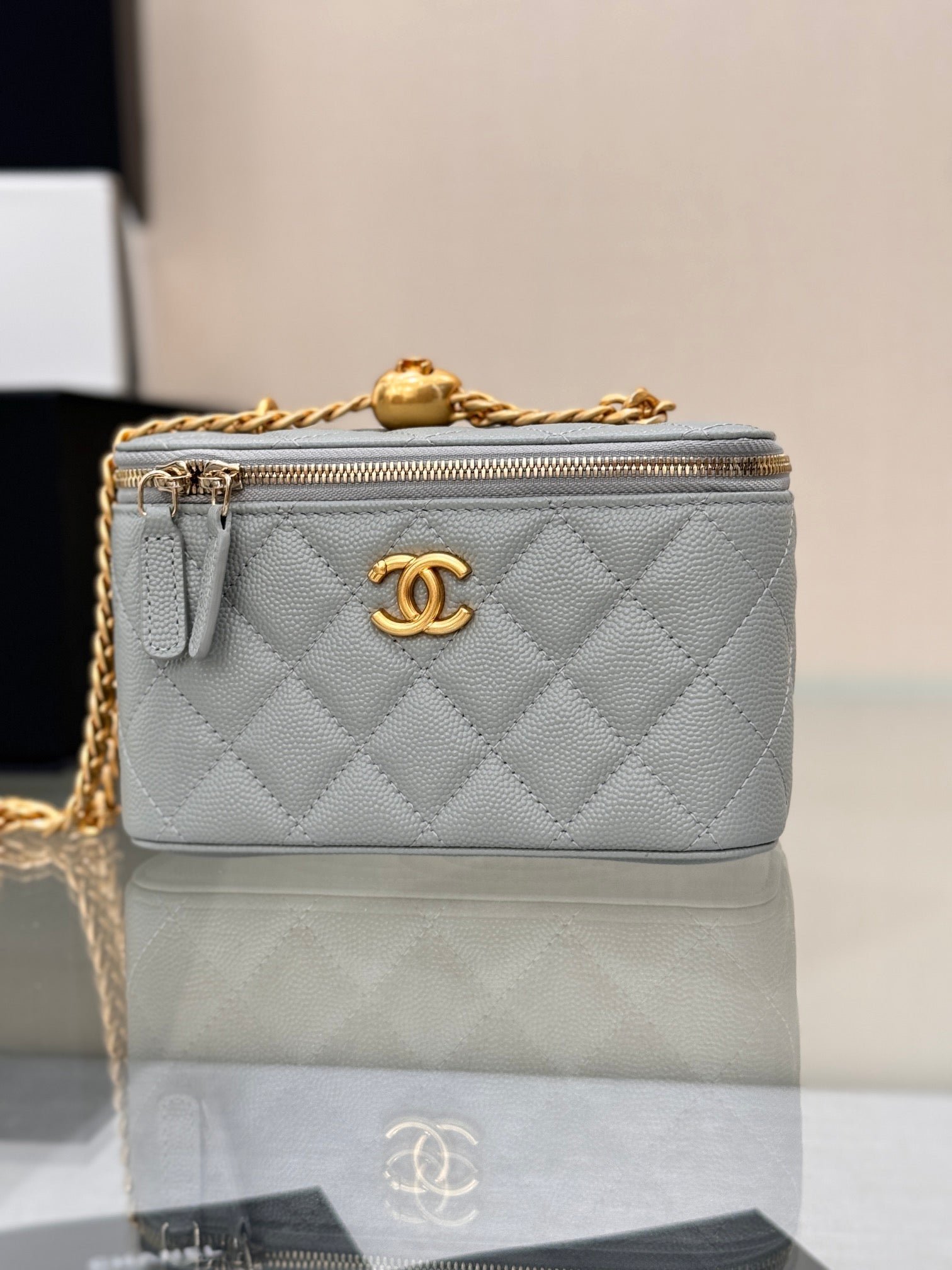 CHANEL 25S MINI VANITY BAG 16 CM IN GREY LAMBSKIN WITH GOLD HARDWARE - Image 8