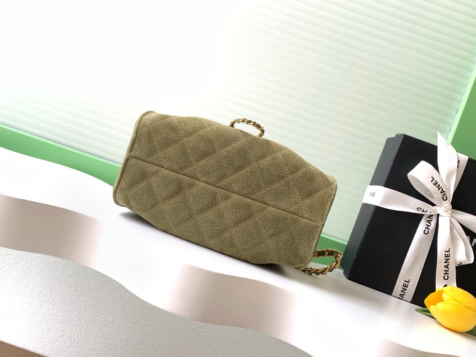 CHANEL 25S HOBO BAG 22 IN MOSS GREEN SUEDE WITH GOLD HARDWARE - Image 3