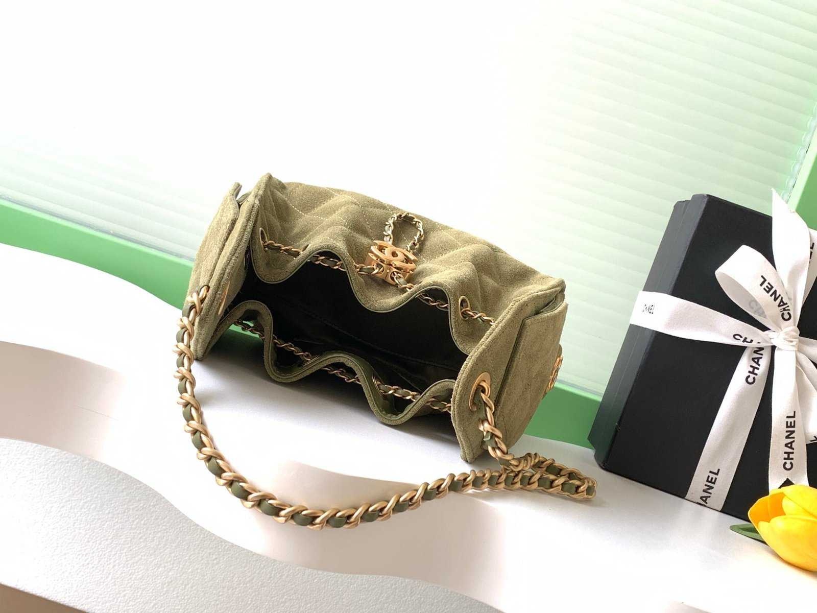 CHANEL 25S HOBO BAG 22 IN MOSS GREEN SUEDE WITH GOLD HARDWARE - Image 17