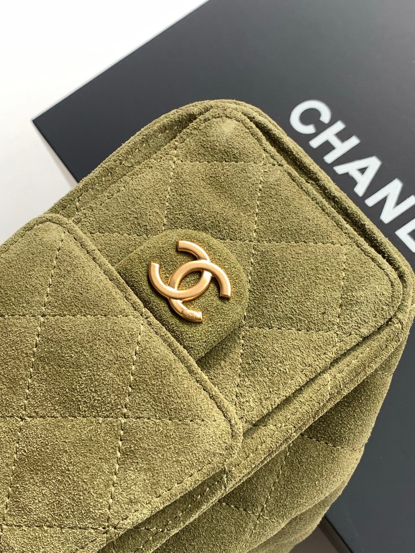 CHANEL 25S HOBO BAG 22 IN MOSS GREEN SUEDE WITH GOLD HARDWARE - Image 15