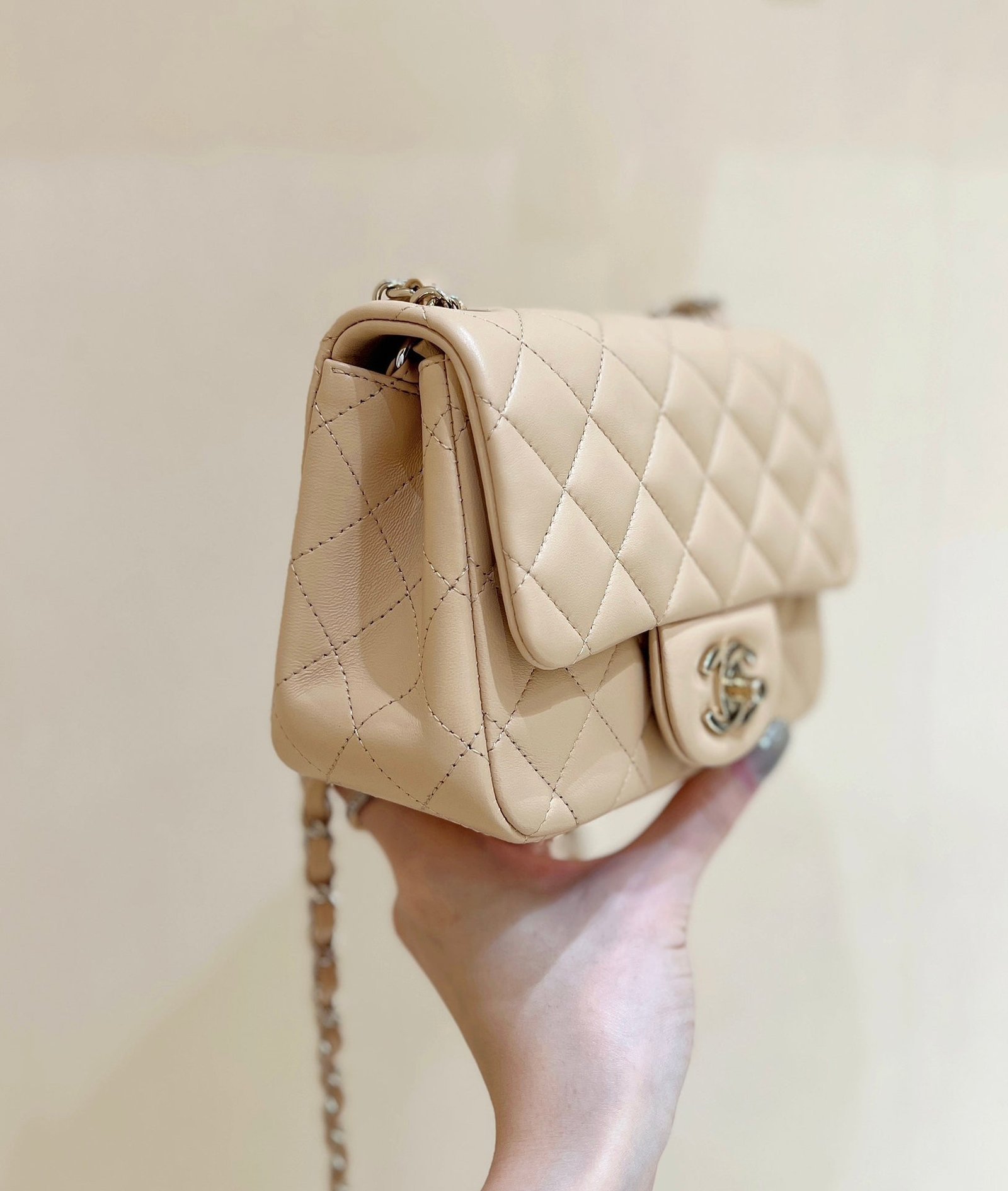 CHANEL 25S FLAP BAG 17 CM IN LIGHT BEIGE LAMBSKIN WITH GOLD HARDWARE - Image 11