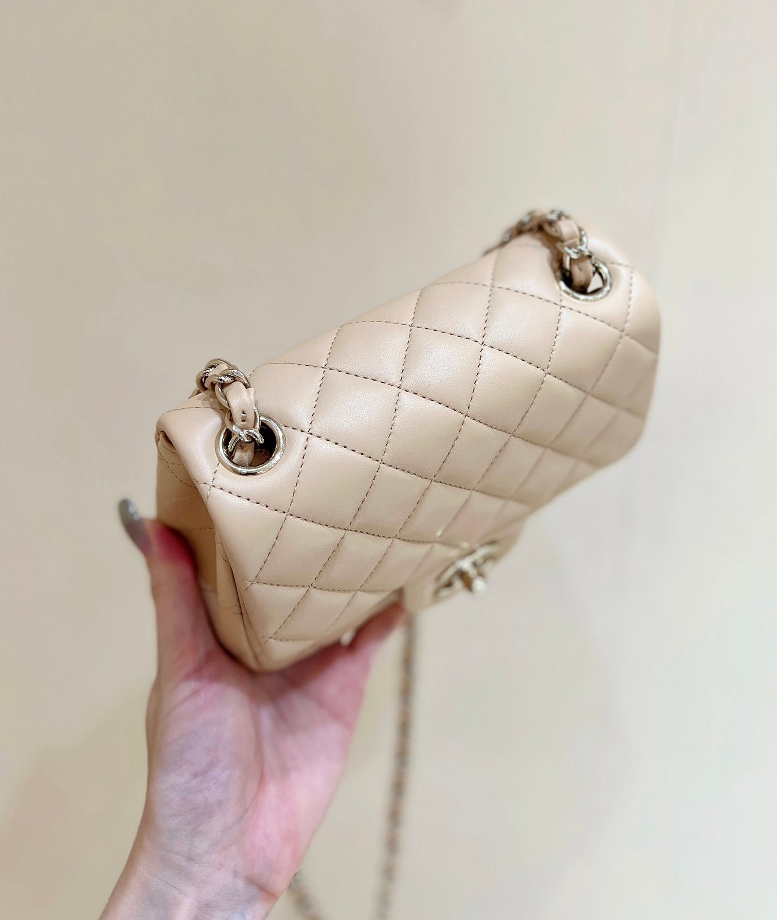 CHANEL 25S FLAP BAG 17 CM IN LIGHT BEIGE LAMBSKIN WITH GOLD HARDWARE - Image 3