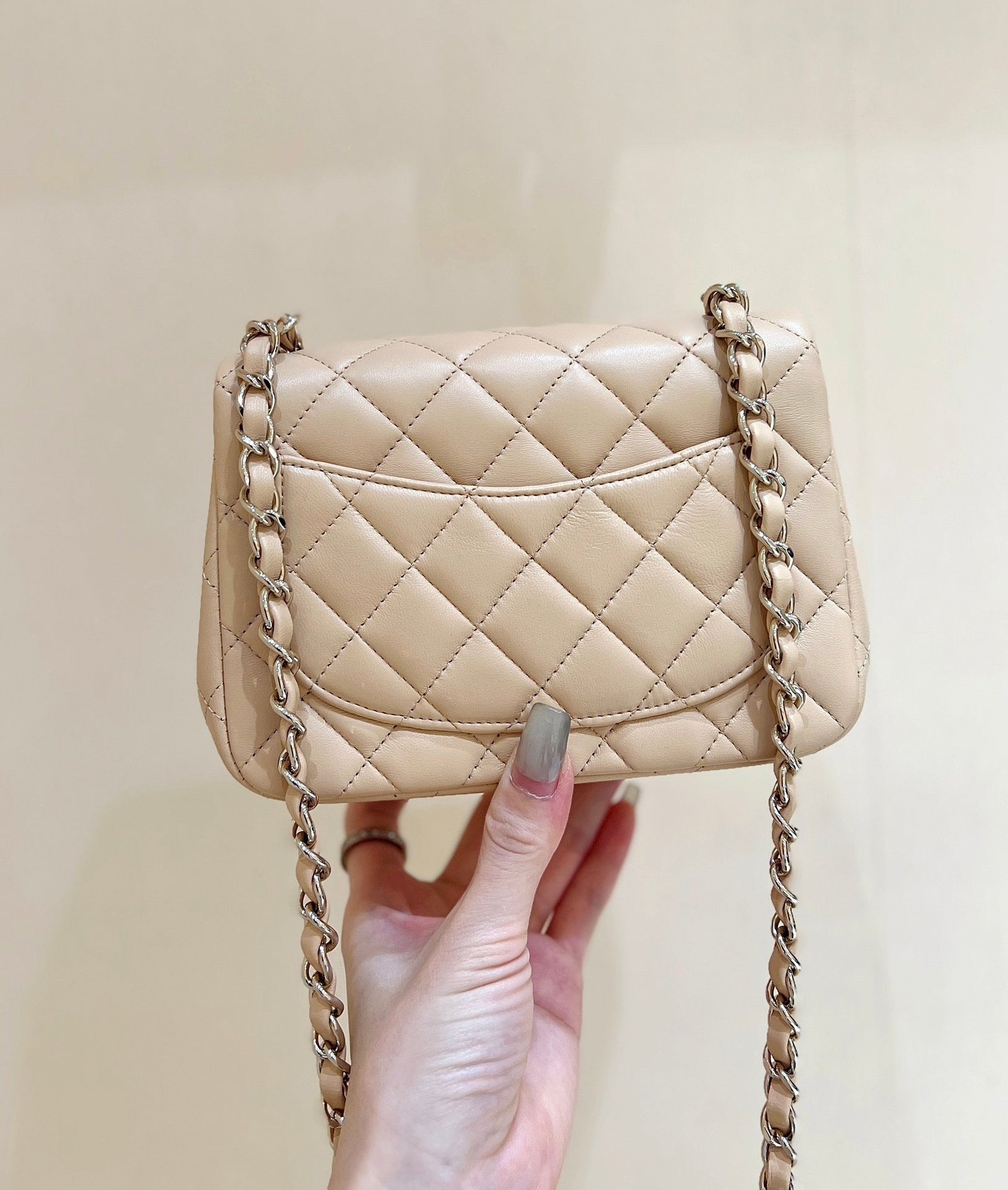 CHANEL 25S FLAP BAG 17 CM IN LIGHT BEIGE LAMBSKIN WITH GOLD HARDWARE - Image 6