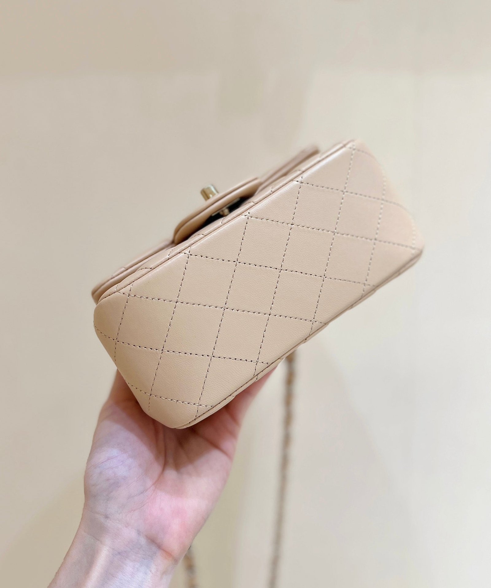 CHANEL 25S FLAP BAG 17 CM IN LIGHT BEIGE LAMBSKIN WITH GOLD HARDWARE - Image 13