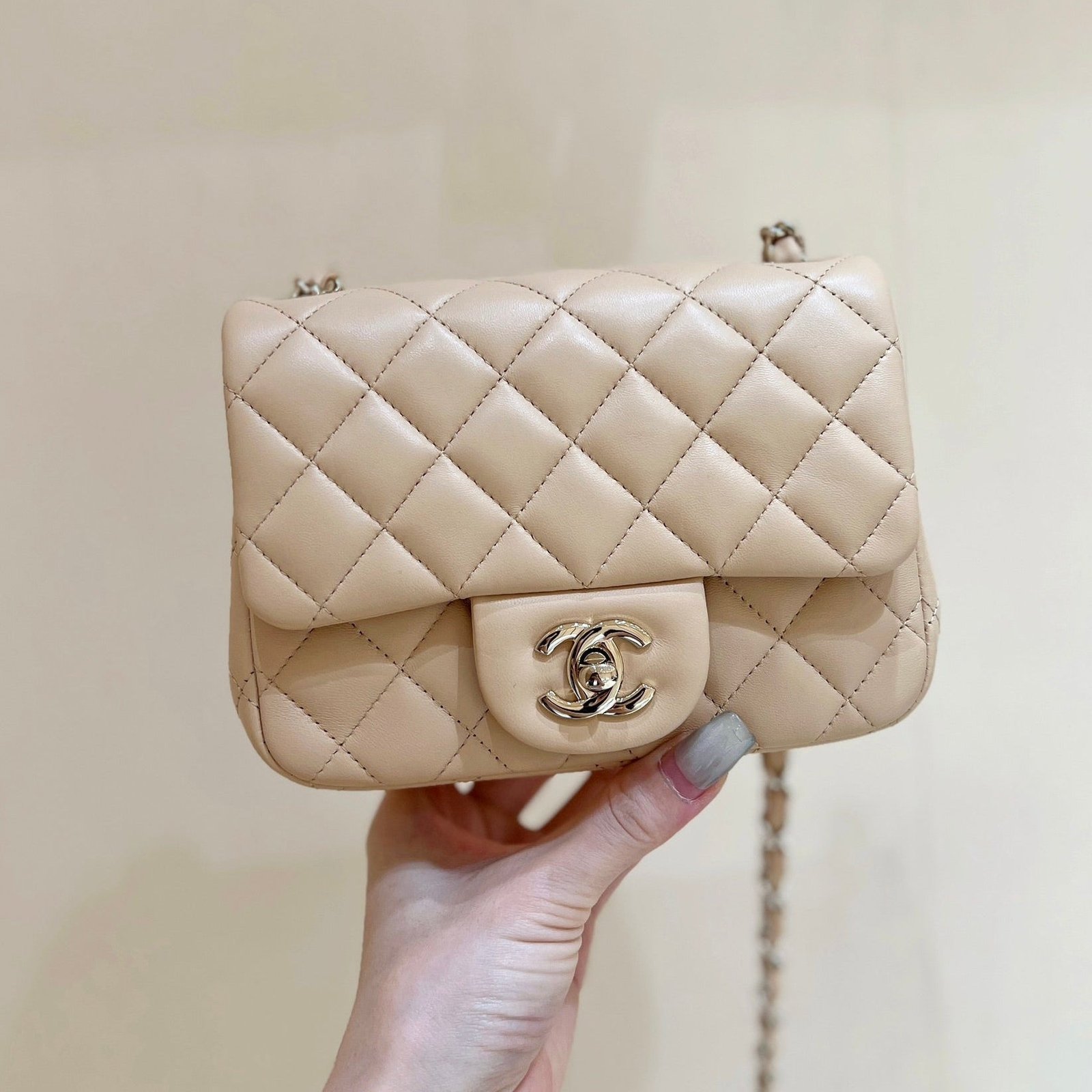 CHANEL 25S FLAP BAG 17 CM IN LIGHT BEIGE LAMBSKIN WITH GOLD HARDWARE - Image 10