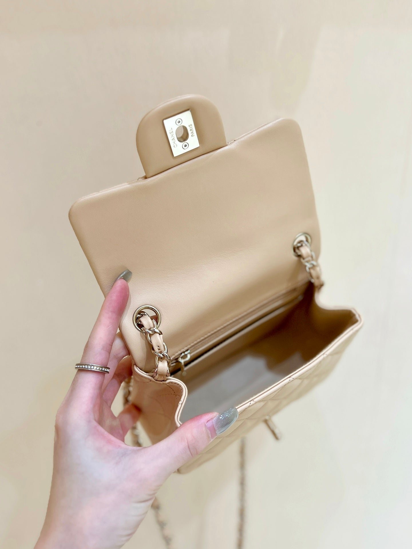 CHANEL 25S FLAP BAG 17 CM IN LIGHT BEIGE LAMBSKIN WITH GOLD HARDWARE - Image 9
