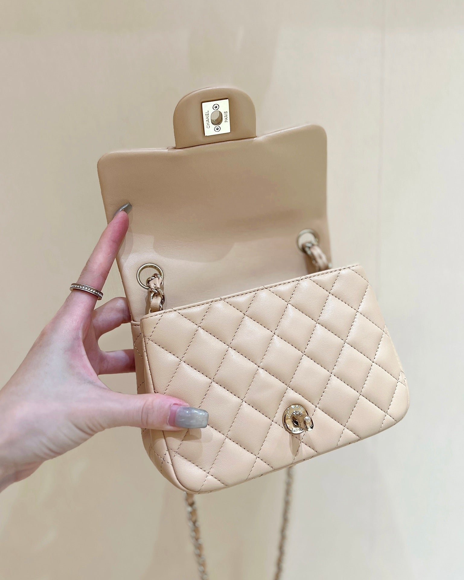 CHANEL 25S FLAP BAG 17 CM IN LIGHT BEIGE LAMBSKIN WITH GOLD HARDWARE - Image 16