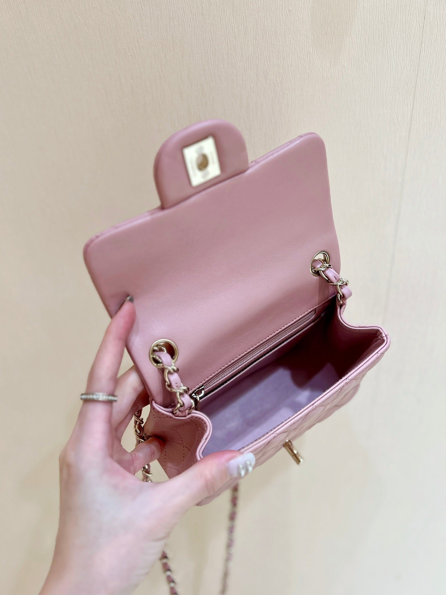 CHANEL 25S FLAP BAG 17 CM IN LIGHT PINK LAMBSKIN WITH GOLD HARDWARE - Image 9