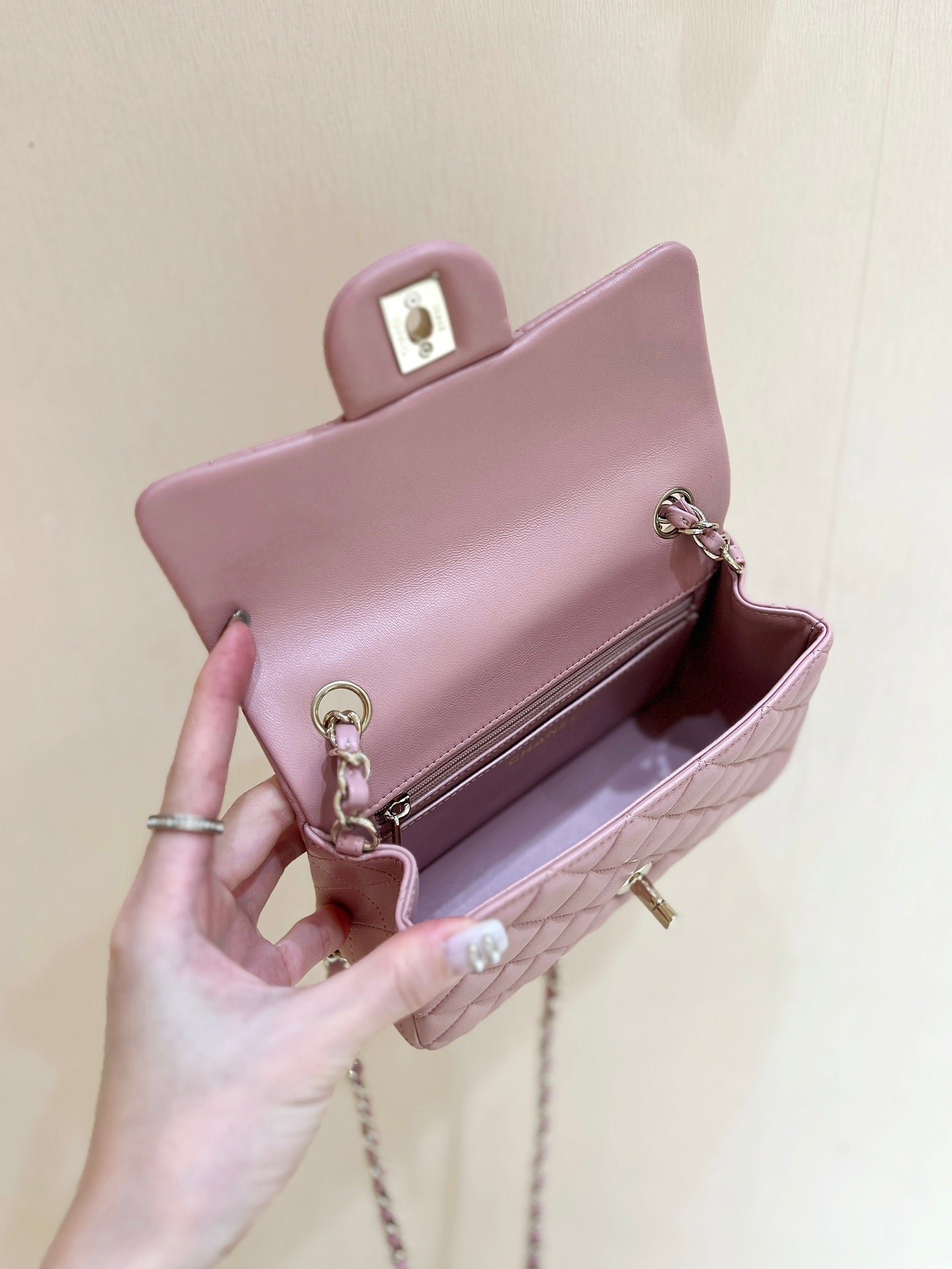 CHANEL 25S FLAP BAG 20 CM IN LIGHT PINK LAMBSKIN WITH GOLD HARDWARE - Image 8