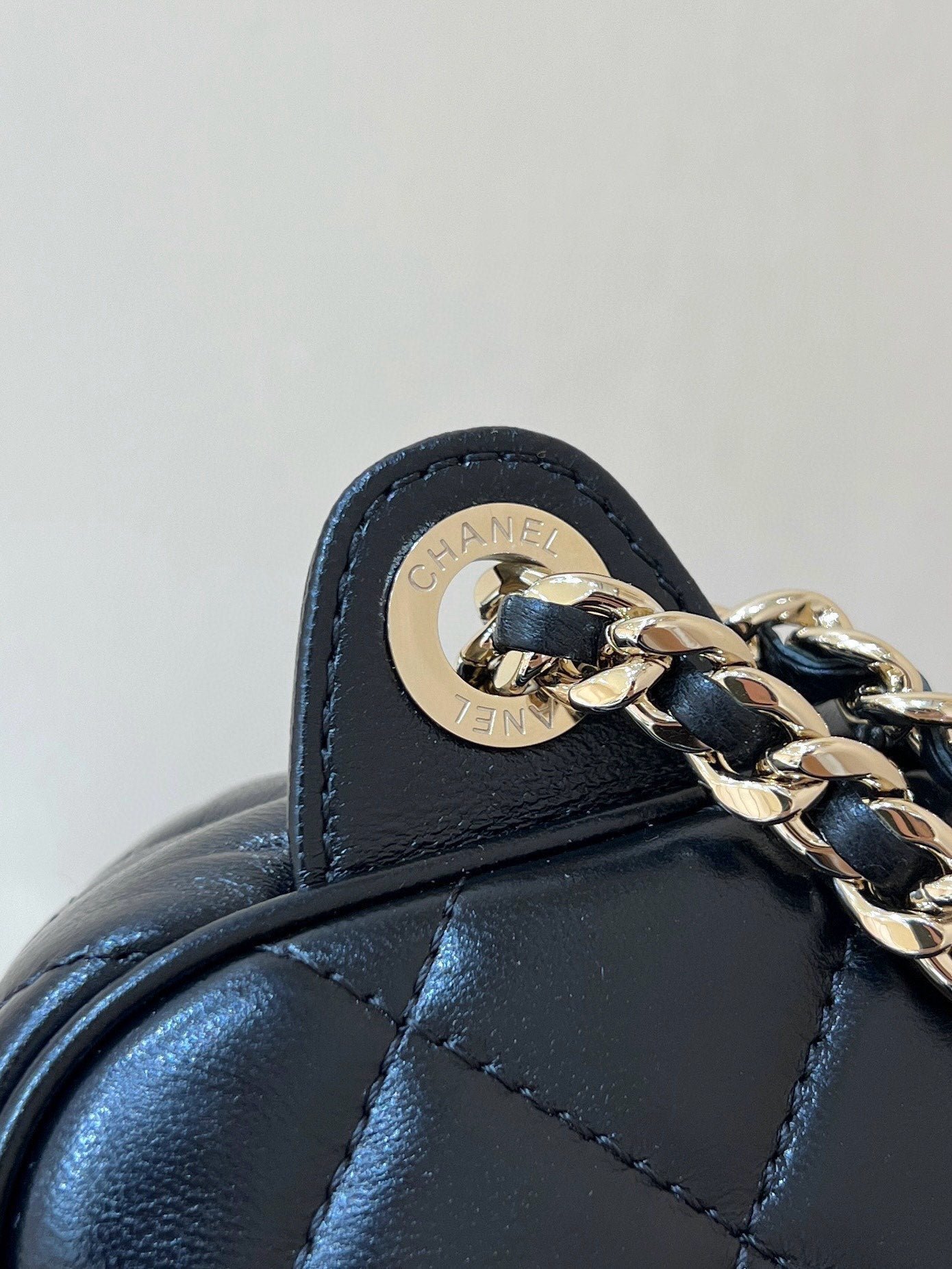CHANEL CAMERA BAG 24 IN CONGO BLACK SHINY CALFSKIN GOLD CHAIN - Image 8