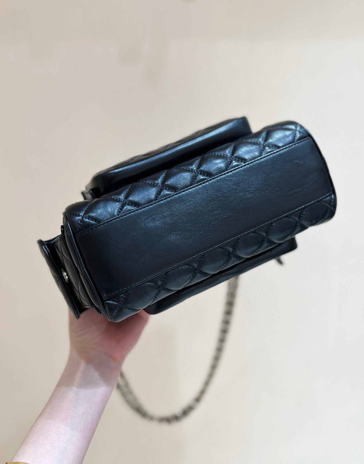CHANEL CAMERA BAG 24 IN CONGO BLACK SHINY CALFSKIN GOLD CHAIN - Image 5