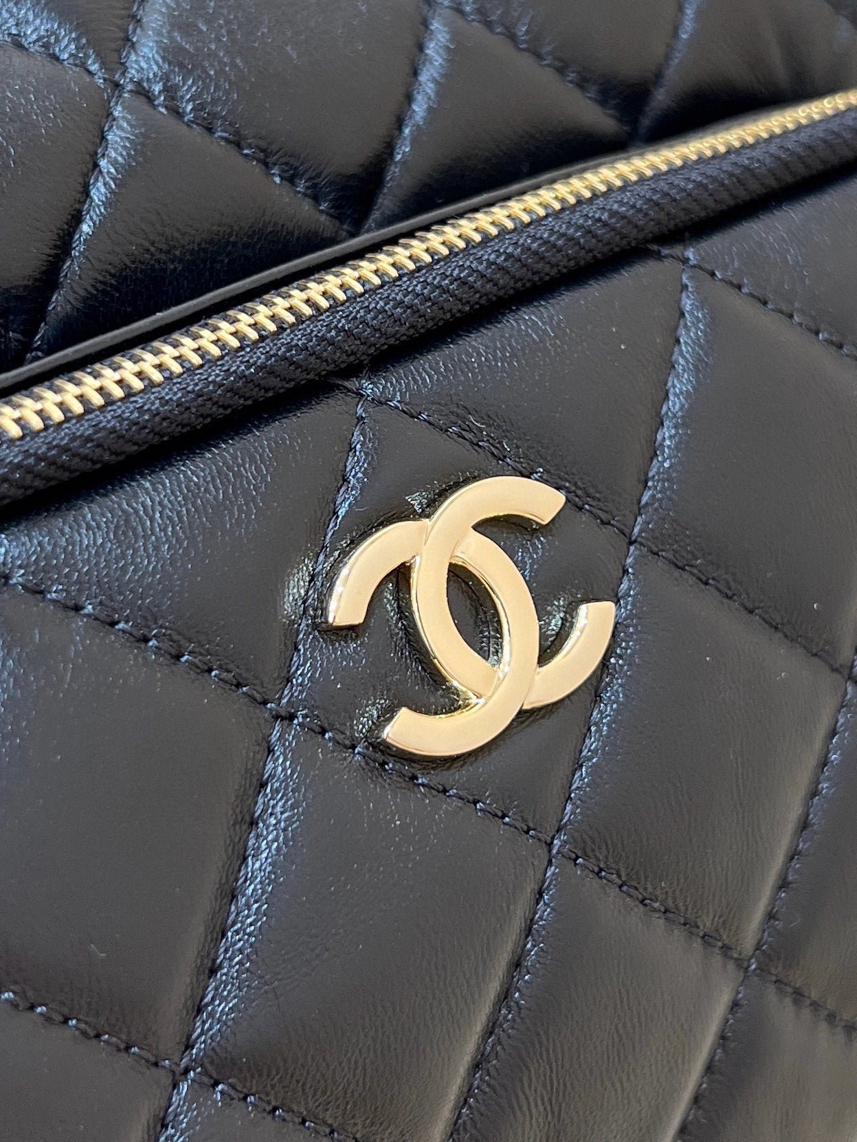 CHANEL CAMERA BAG 24 IN CONGO BLACK SHINY CALFSKIN GOLD CHAIN - Image 16