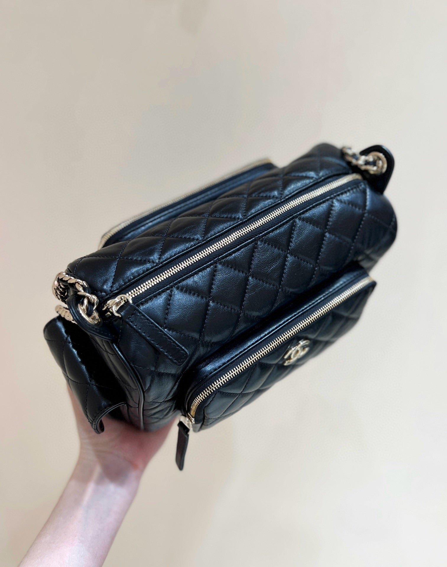 CHANEL CAMERA BAG 24 IN CONGO BLACK SHINY CALFSKIN GOLD CHAIN - Image 4