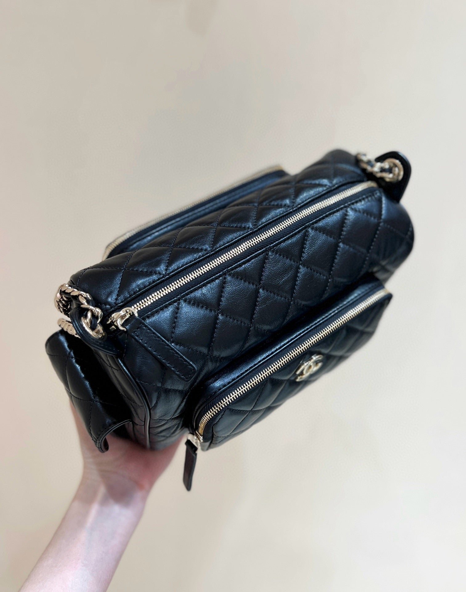 CHANEL CAMERA BAG 24 IN CONGO BLACK SHINY CALFSKIN GOLD CHAIN - Image 13