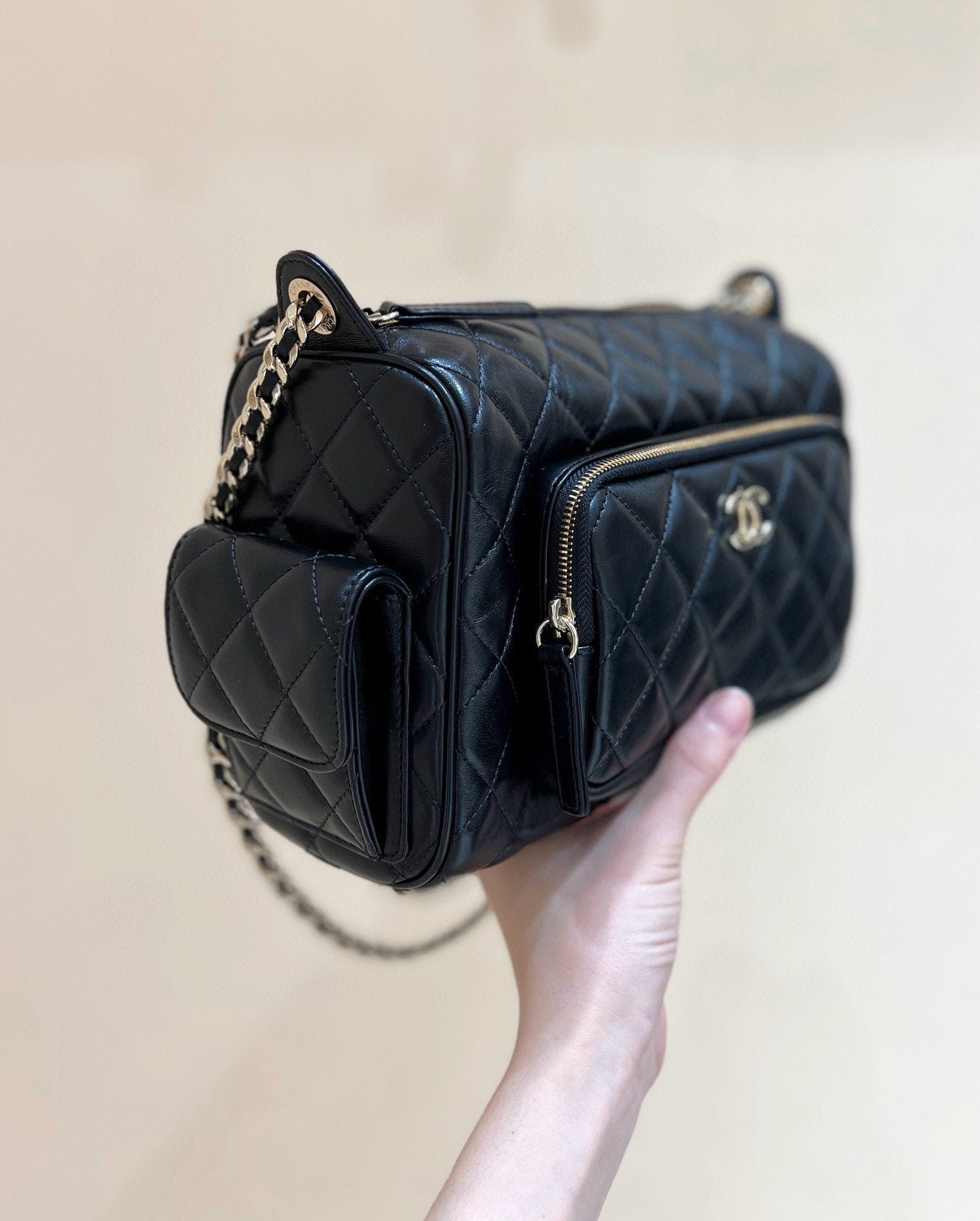 CHANEL CAMERA BAG 24 IN CONGO BLACK SHINY CALFSKIN GOLD CHAIN - Image 12