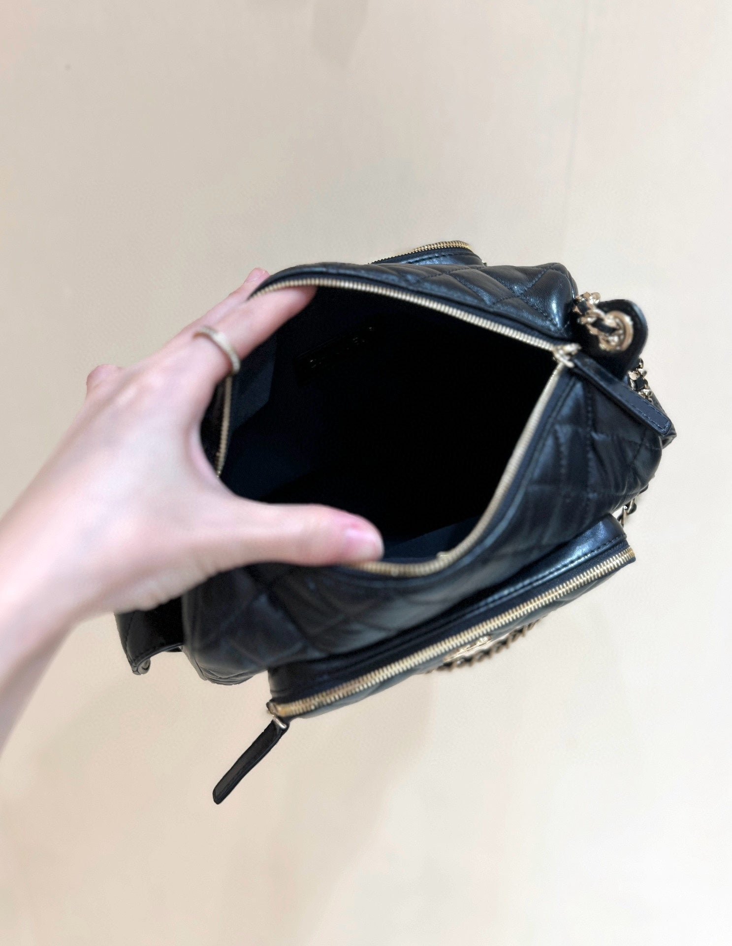 CHANEL CAMERA BAG 24 IN CONGO BLACK SHINY CALFSKIN GOLD CHAIN - Image 6