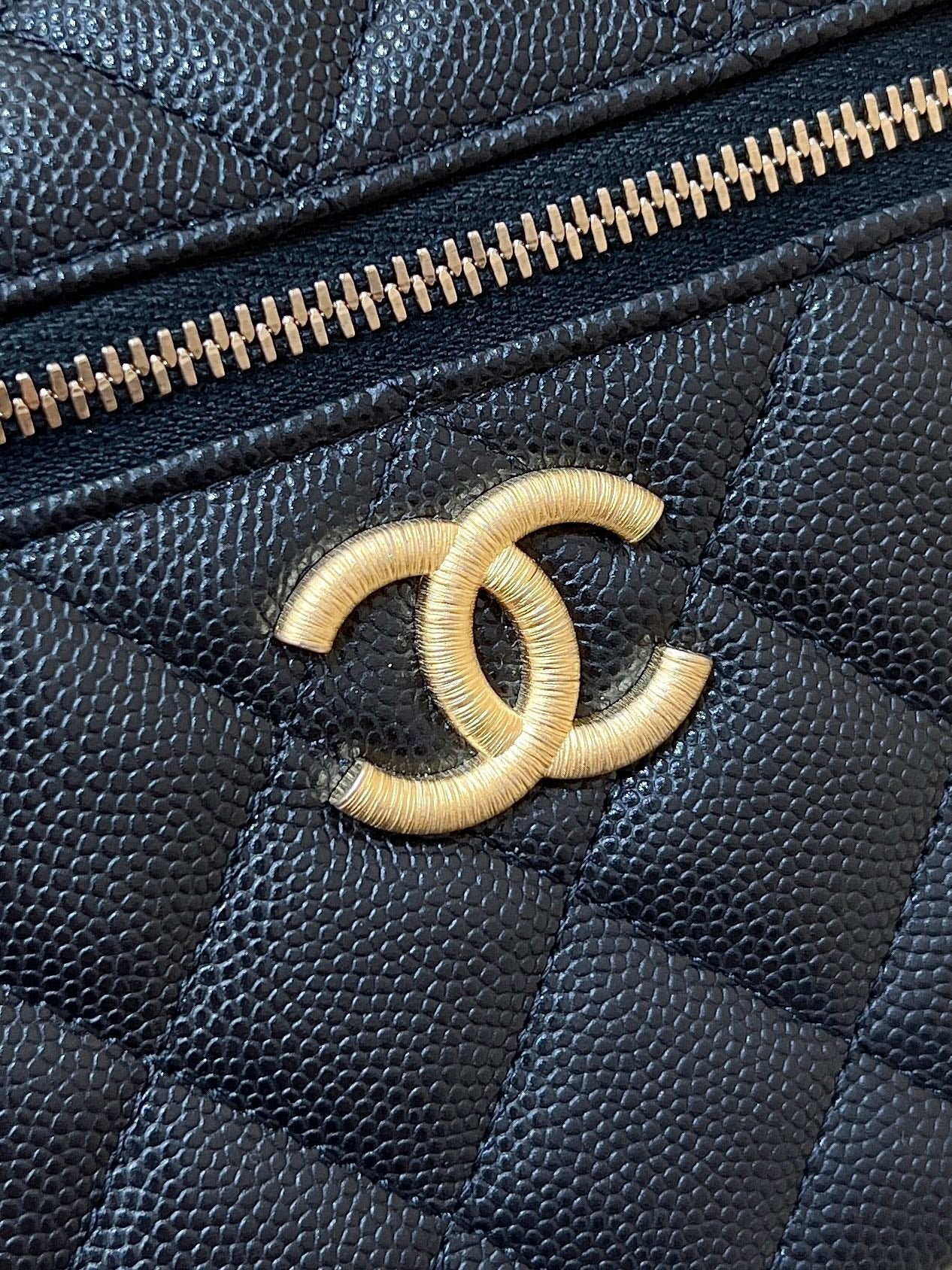 CHANEL 25S VANITY CASE 19 IN BLACK CALFSKIN GOLD HARDWARE - Image 16