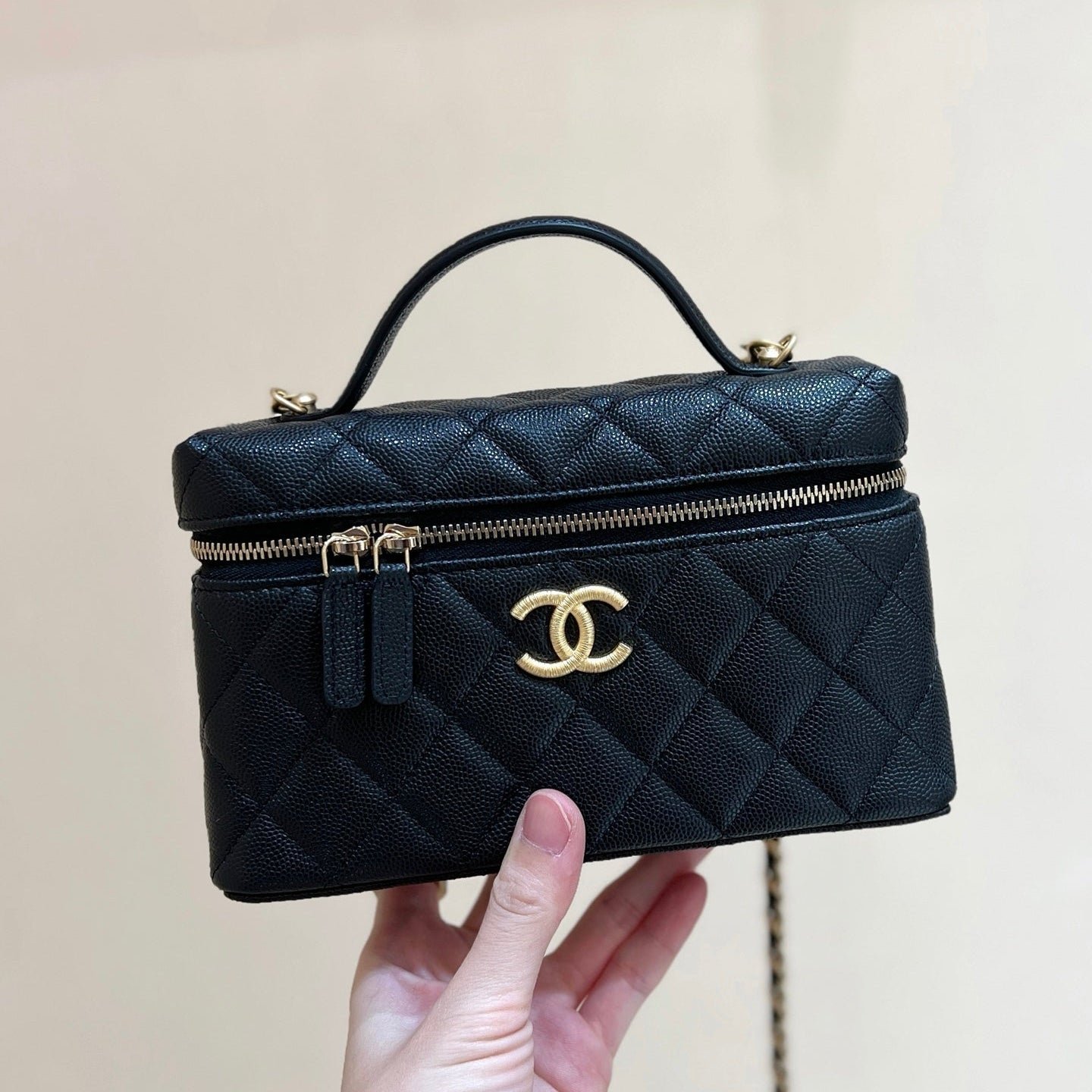 CHANEL 25S VANITY CASE 19 IN BLACK CALFSKIN GOLD HARDWARE - Image 10
