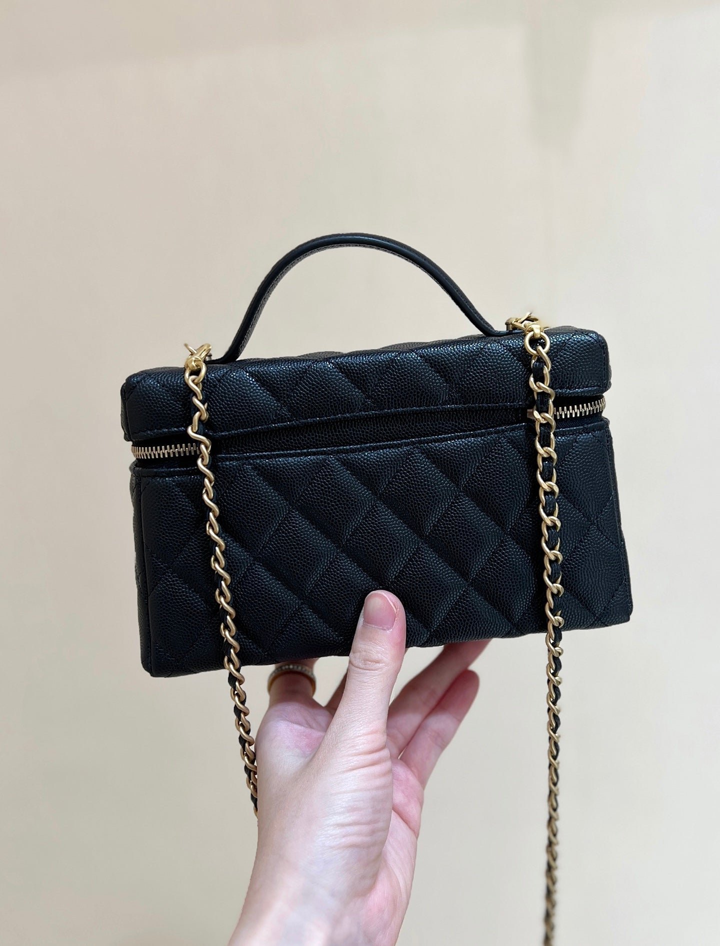 CHANEL 25S VANITY CASE 19 IN BLACK CALFSKIN GOLD HARDWARE - Image 11