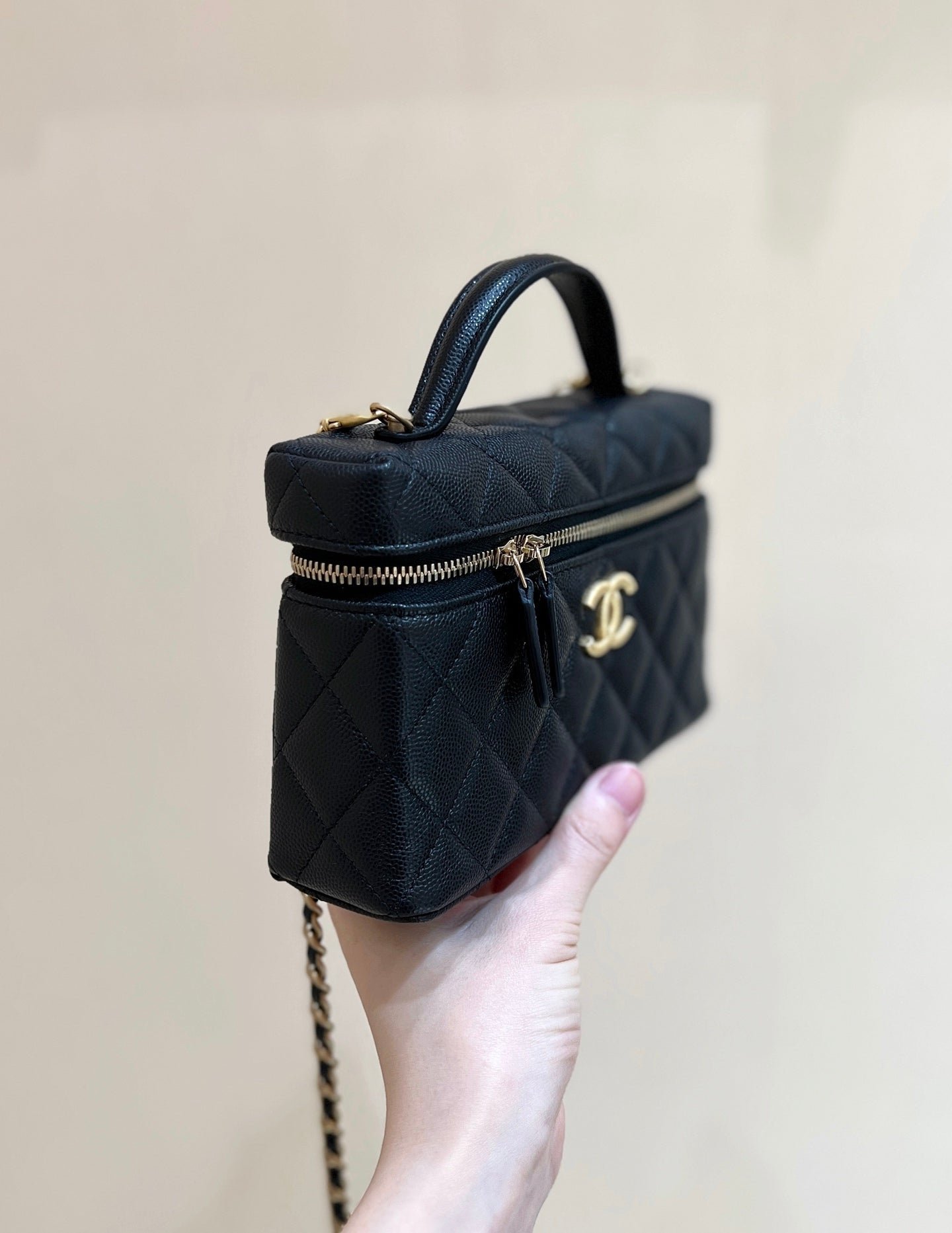 CHANEL 25S VANITY CASE 19 IN BLACK CALFSKIN GOLD HARDWARE - Image 12