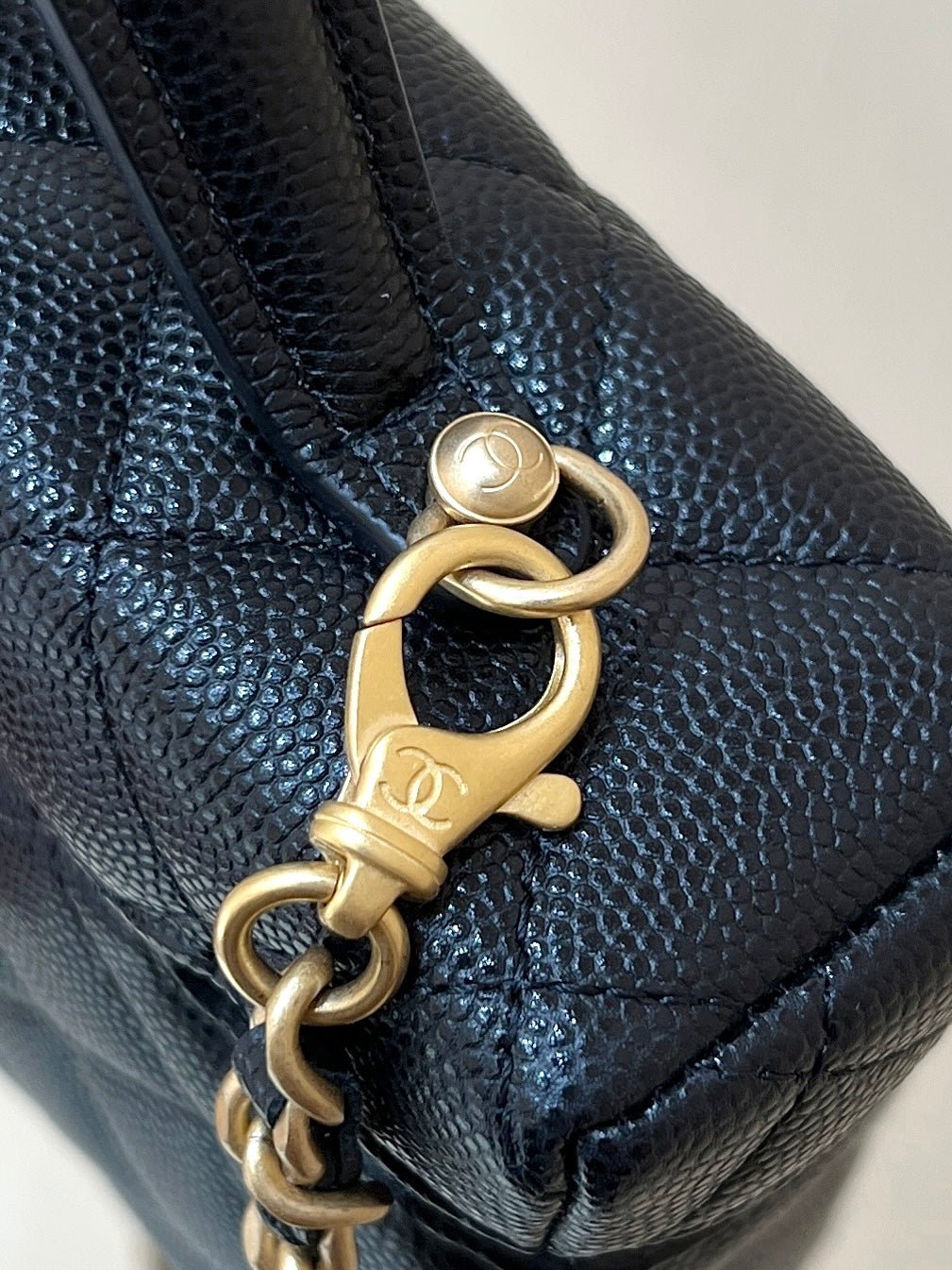 CHANEL 25S VANITY CASE 19 IN BLACK CALFSKIN GOLD HARDWARE - Image 8