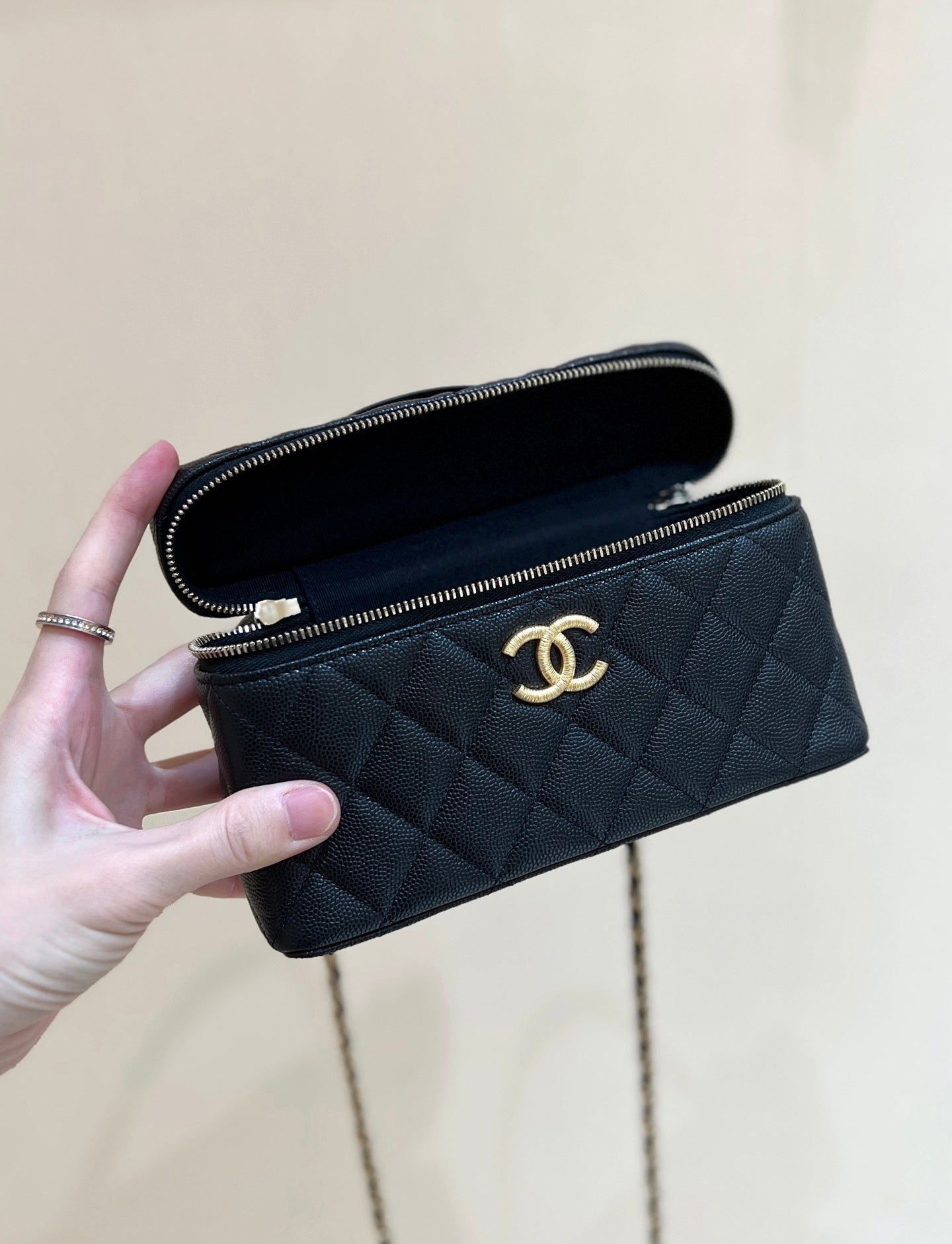 CHANEL 25S VANITY CASE 19 IN BLACK CALFSKIN GOLD HARDWARE - Image 13