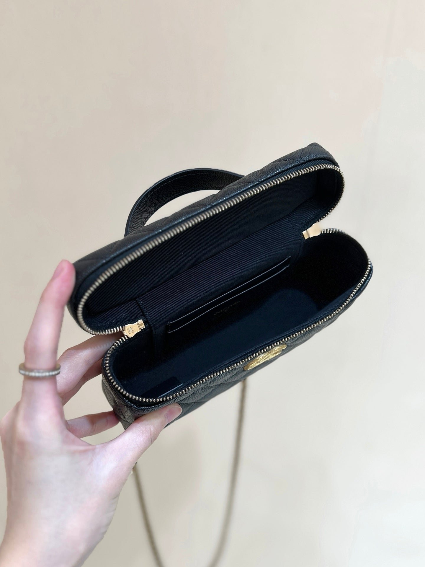 CHANEL 25S VANITY CASE 19 IN BLACK CALFSKIN GOLD HARDWARE - Image 14