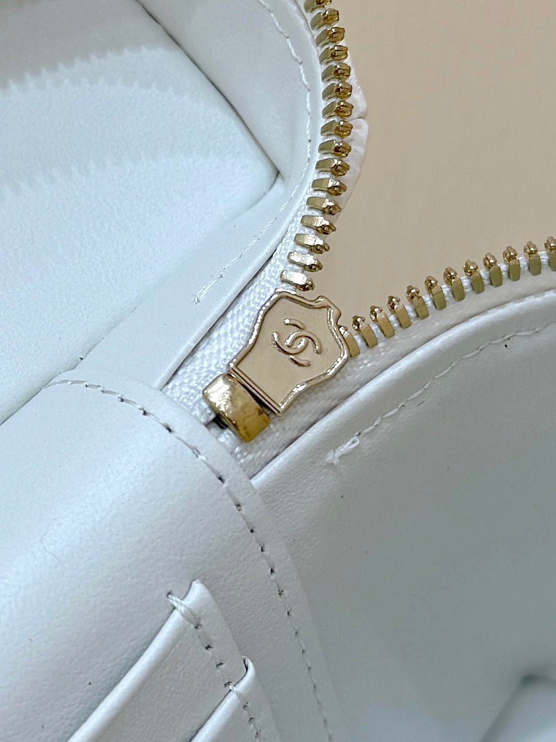 STRASS VANITY QUILTED CASE 19 IN WHITE CALFSKIN WITH GOLD METALLIC - Image 9