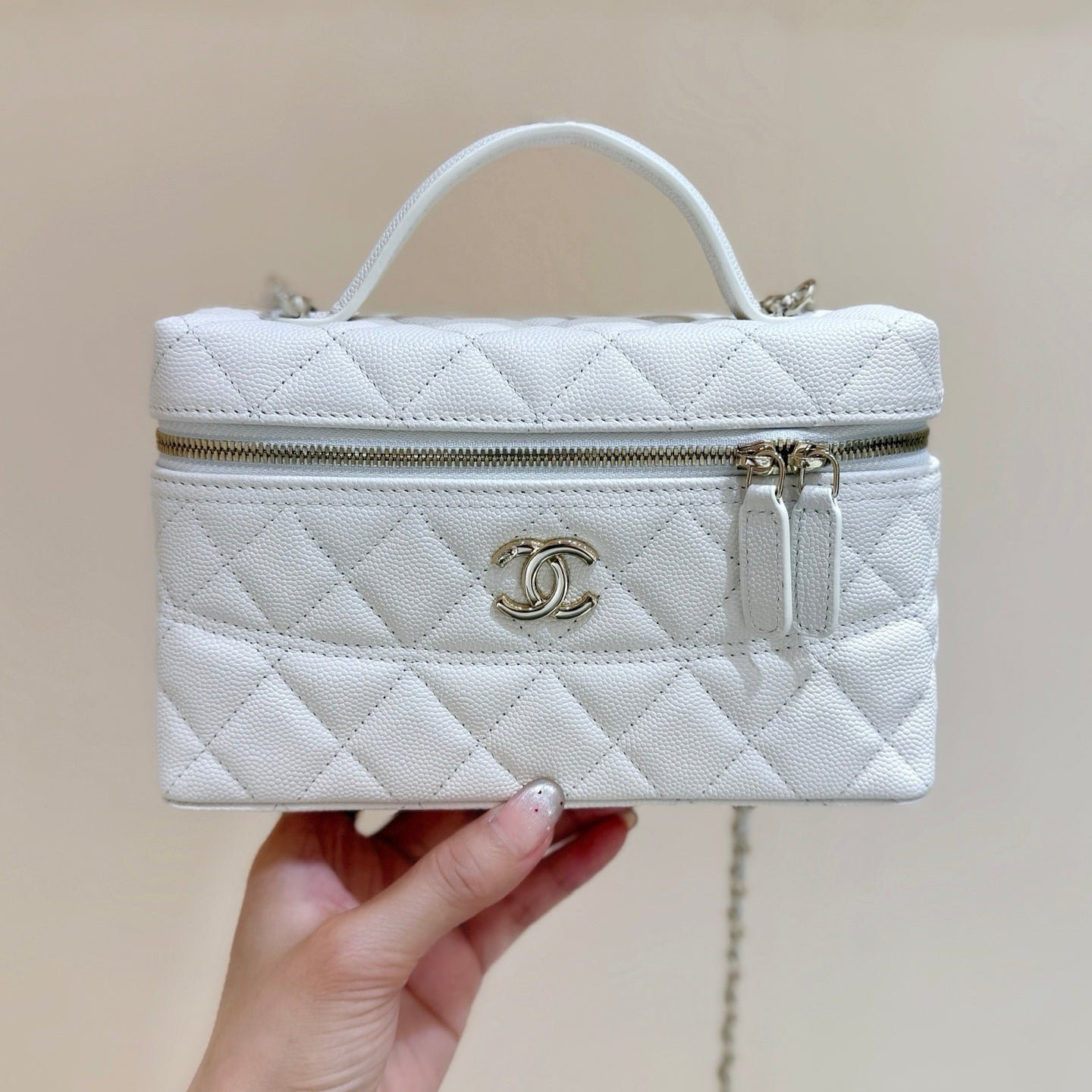 STRASS VANITY QUILTED CASE 19 IN WHITE CALFSKIN WITH GOLD METALLIC - Image 10