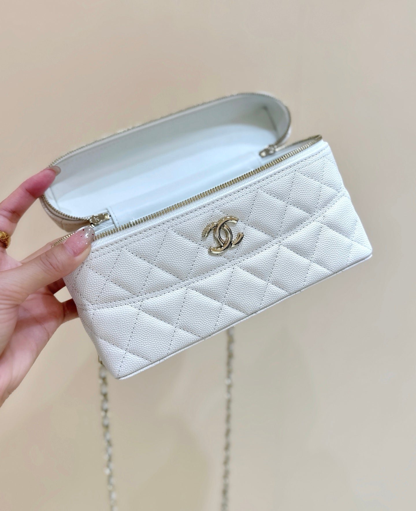 STRASS VANITY QUILTED CASE 19 IN WHITE CALFSKIN WITH GOLD METALLIC - Image 14