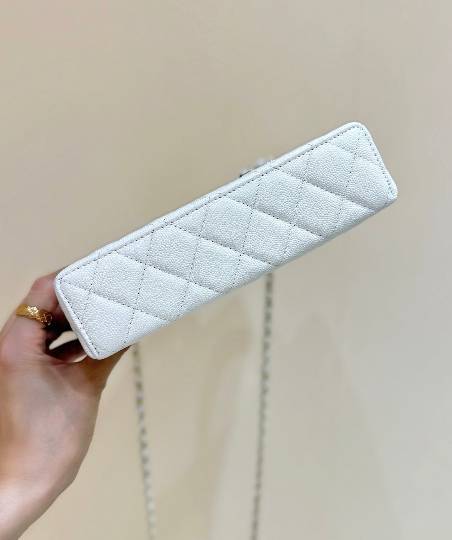 STRASS VANITY QUILTED CASE 19 IN WHITE CALFSKIN WITH GOLD METALLIC - Image 16