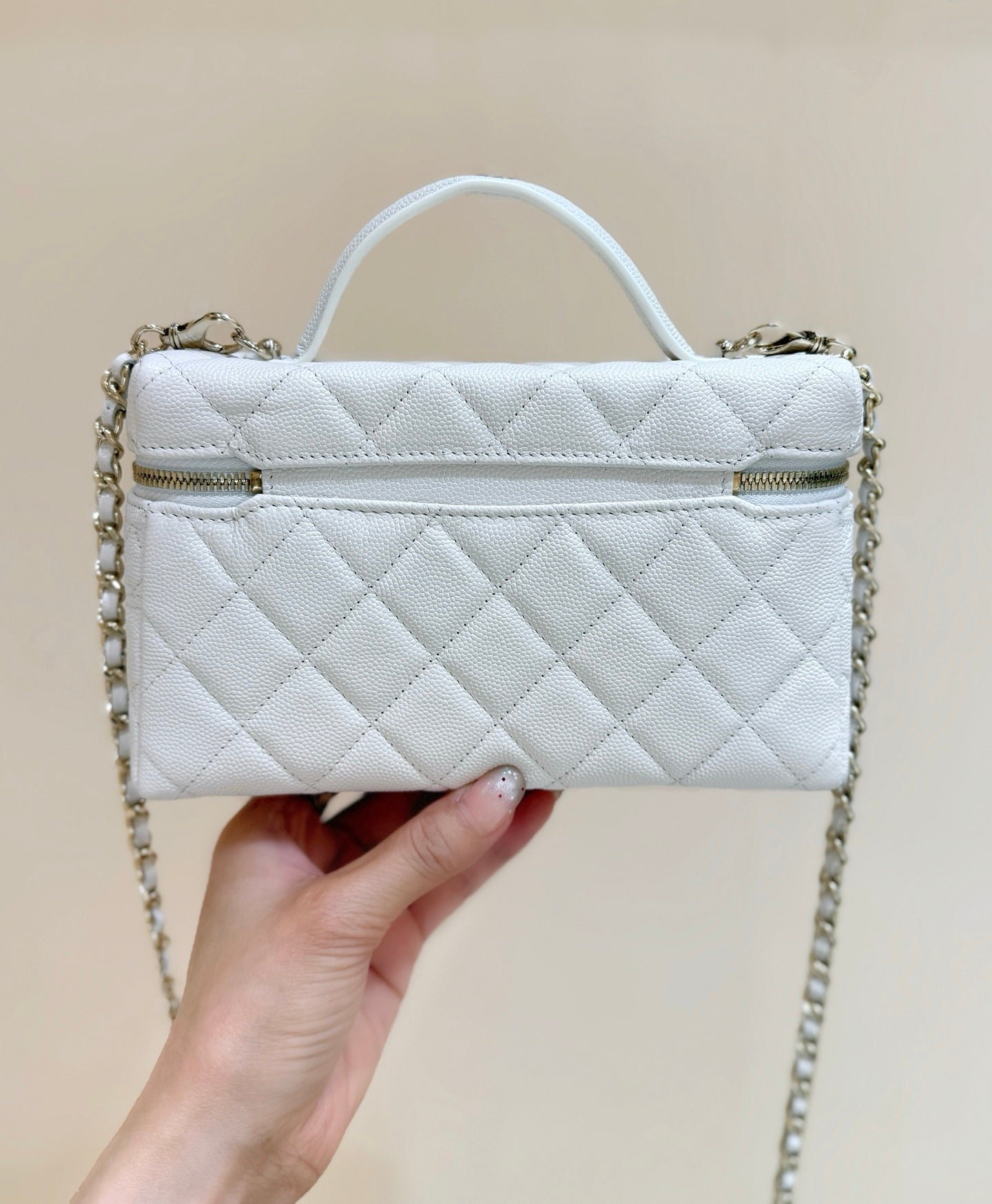 STRASS VANITY QUILTED CASE 19 IN WHITE CALFSKIN WITH GOLD METALLIC - Image 11
