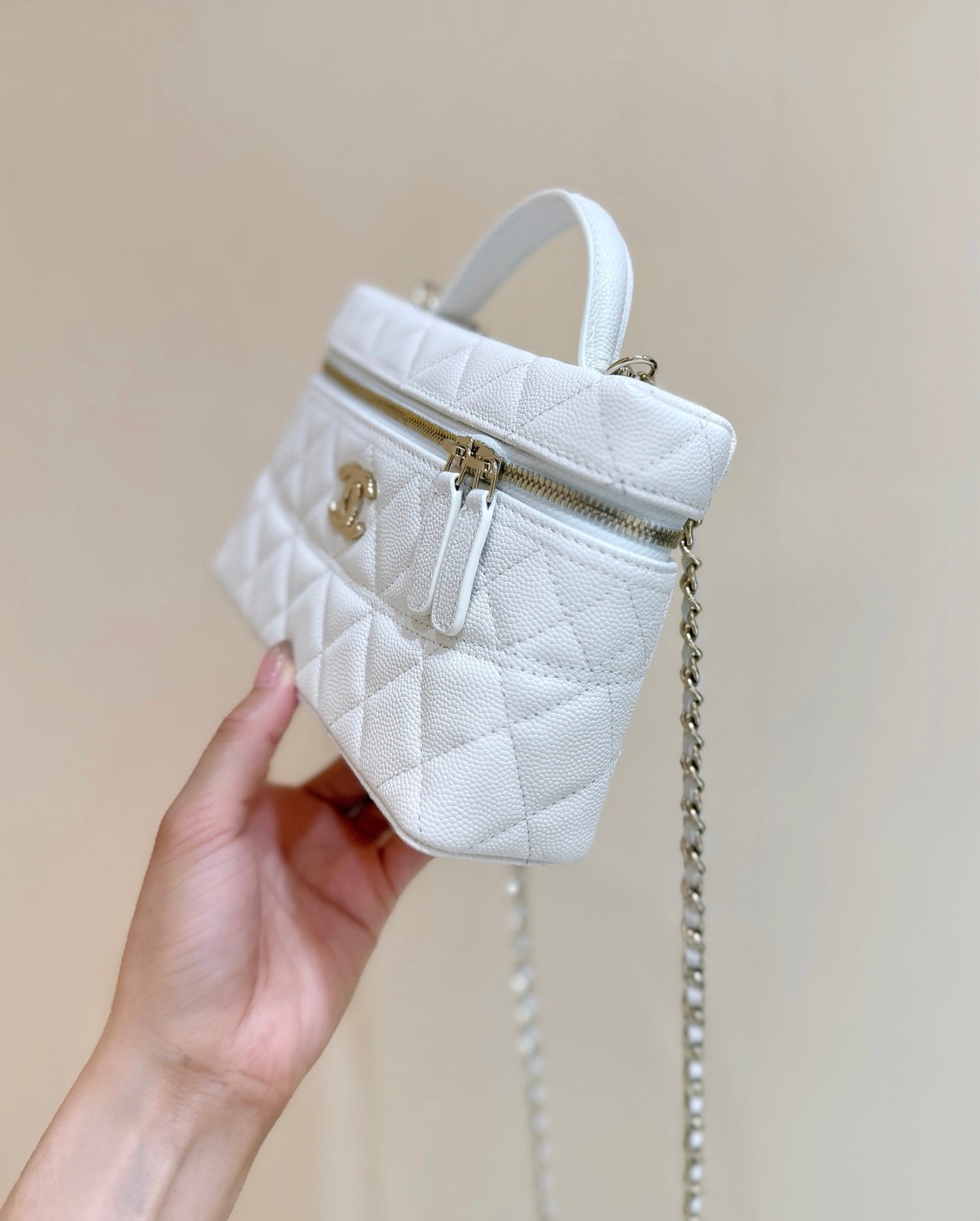 STRASS VANITY QUILTED CASE 19 IN WHITE CALFSKIN WITH GOLD METALLIC - Image 12