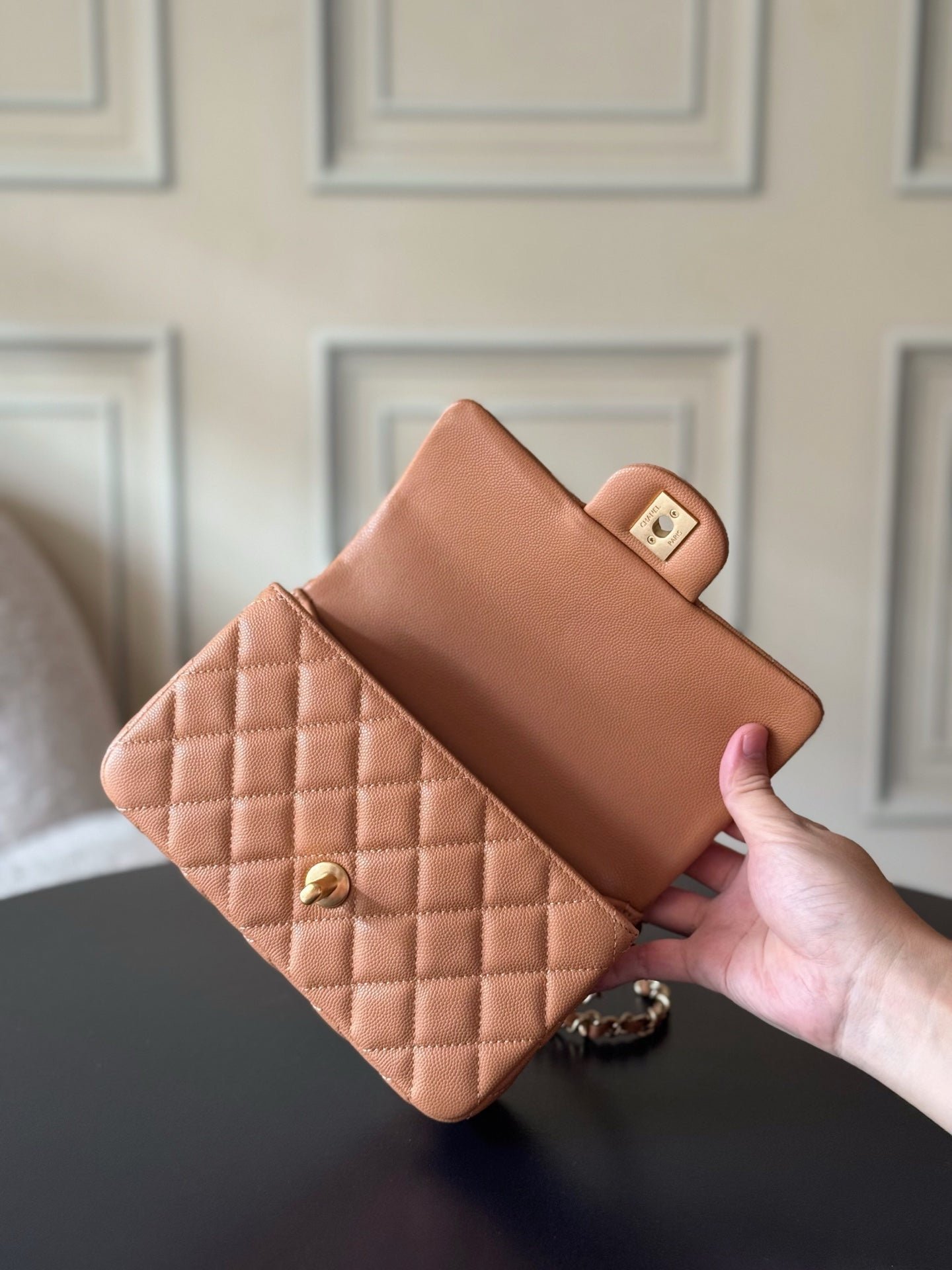 CHANEL 25S FLAP BAG 20 CM IN LIGHT BROWN CAVIAR LEATHER WITH GOLD HARDWARE - Image 13