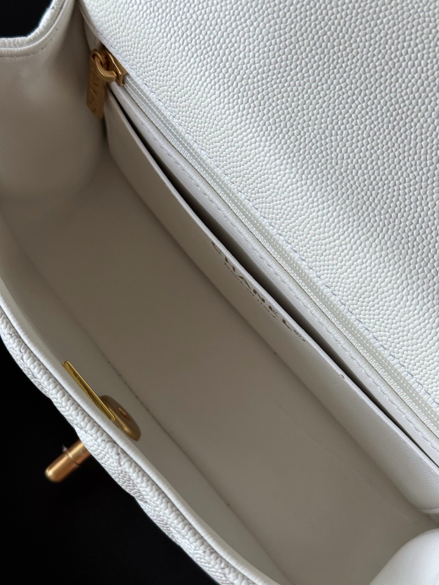 CHANEL 25S FLAP BAG 20 CM IN WHITE CAVIAR LEATHER WITH GOLD HARDWARE - Image 7