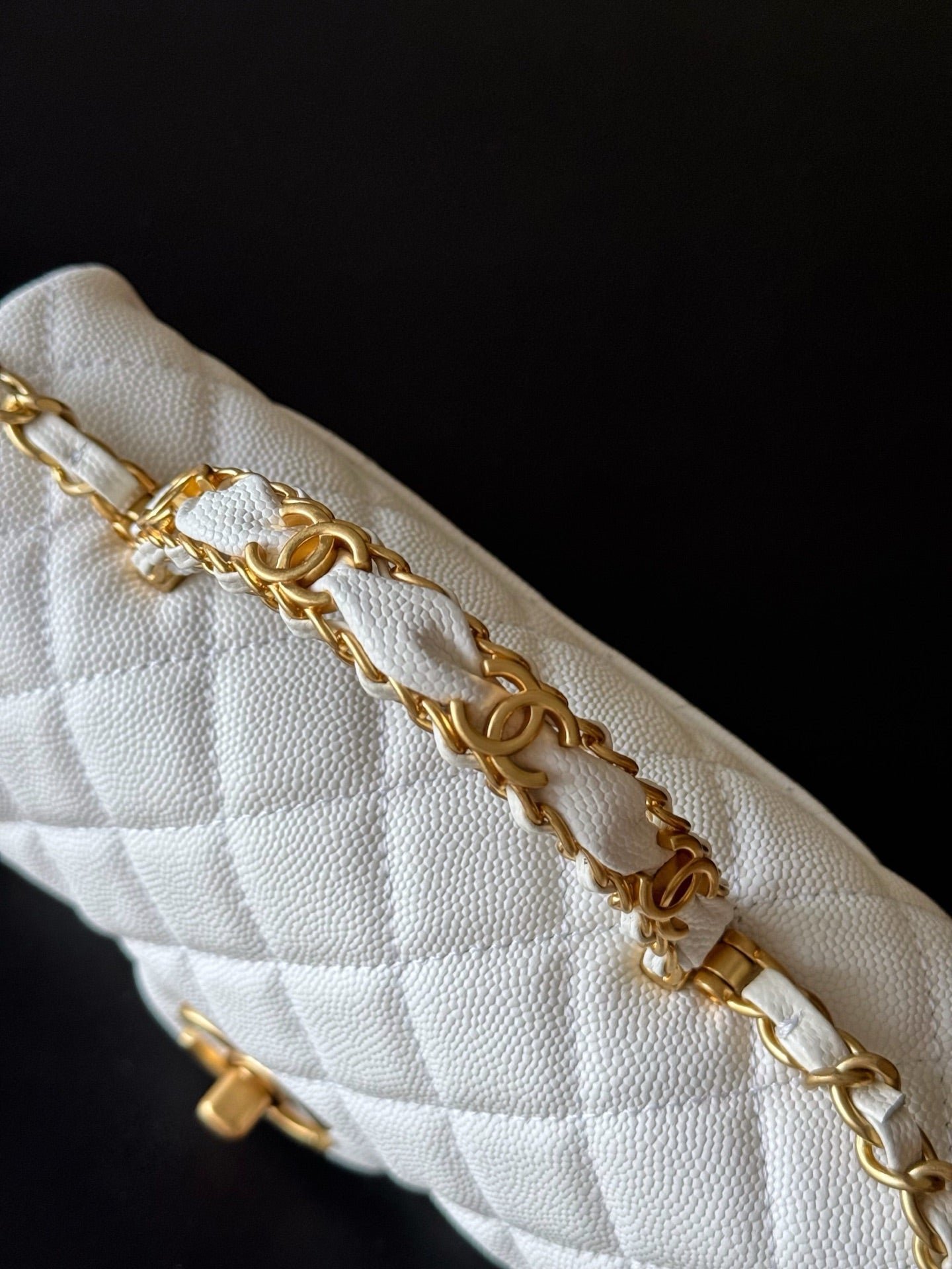 CHANEL 25S FLAP BAG 20 CM IN WHITE CAVIAR LEATHER WITH GOLD HARDWARE - Image 14