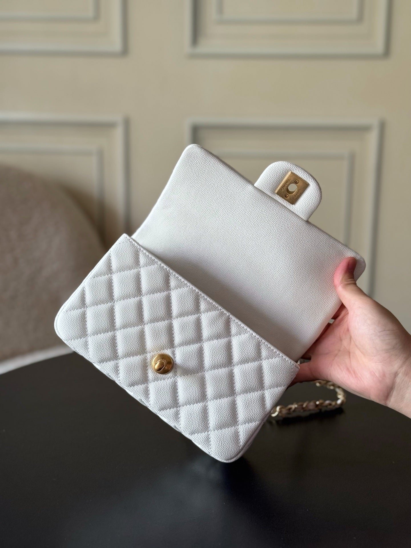 CHANEL 25S FLAP BAG 20 CM IN WHITE CAVIAR LEATHER WITH GOLD HARDWARE - Image 9
