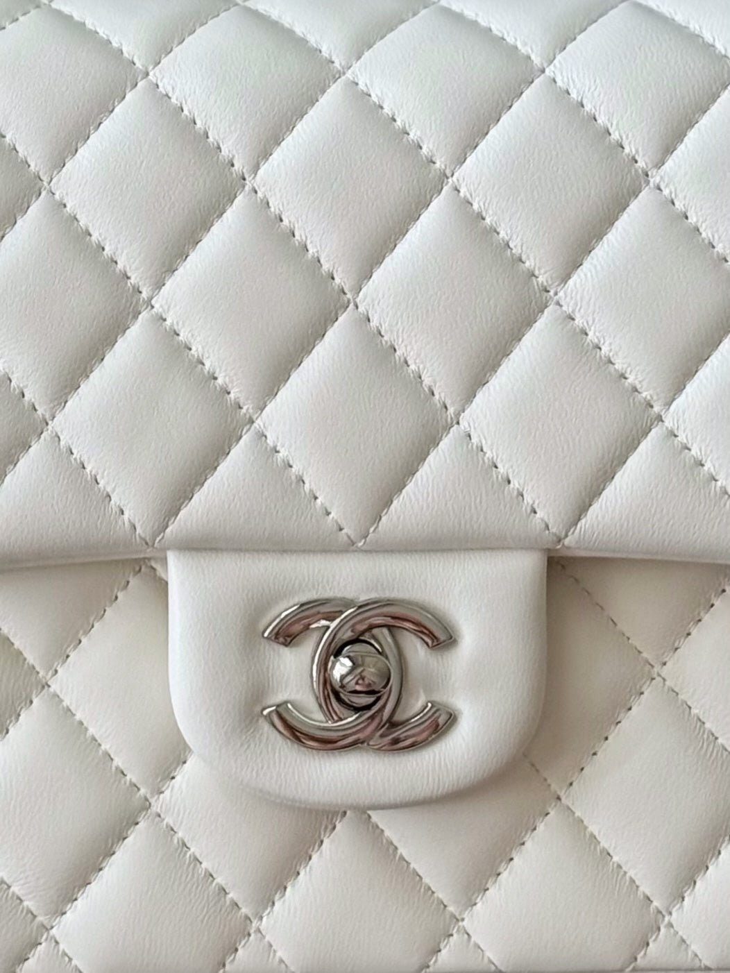 CHANEL 25S CLASSIC FLAP BAG 25 CM IN WHITE LAMBSKIN WITH SILVER HARDWARE - Image 2